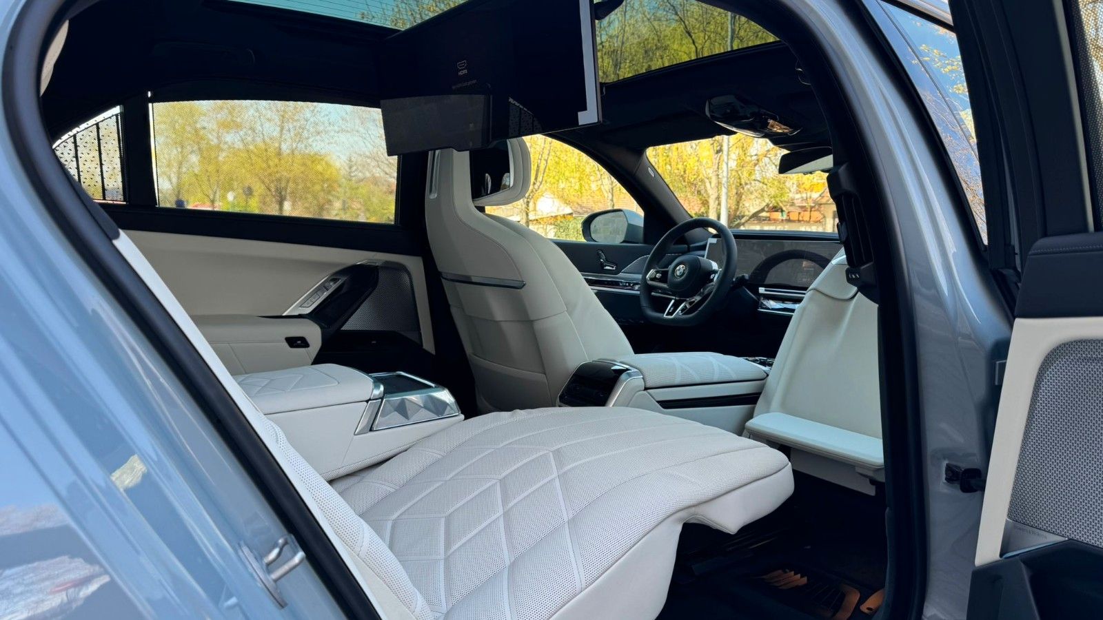 Fahrzeugabbildung BMW 740d xDr M Sport,FondEnt,Aut.Tür,B&W,Executive