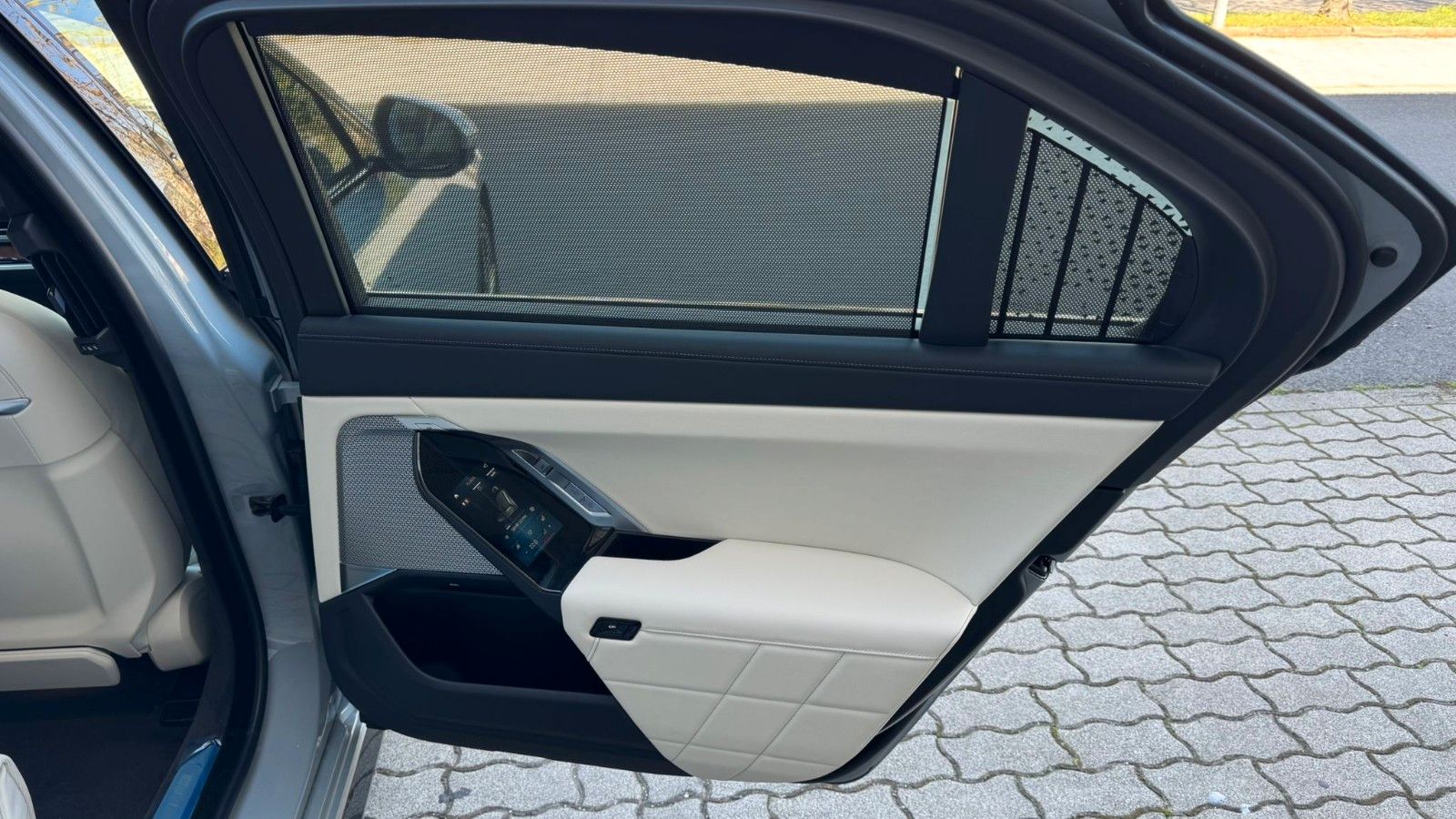 Fahrzeugabbildung BMW 740d xDr M Sport,FondEnt,Aut.Tür,B&W,Executive
