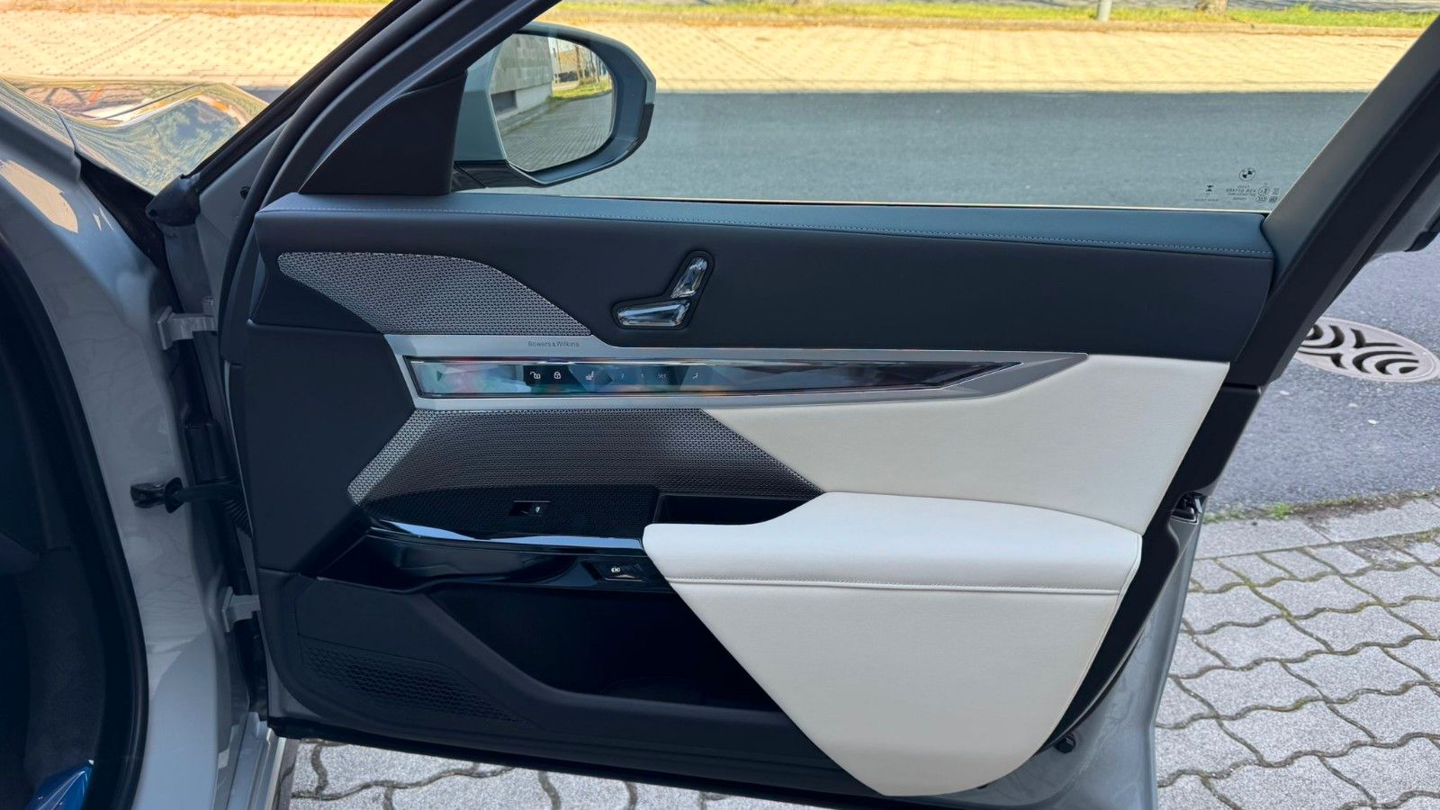 Fahrzeugabbildung BMW 740d xDr M Sport,FondEnt,Aut.Tür,B&W,Executive