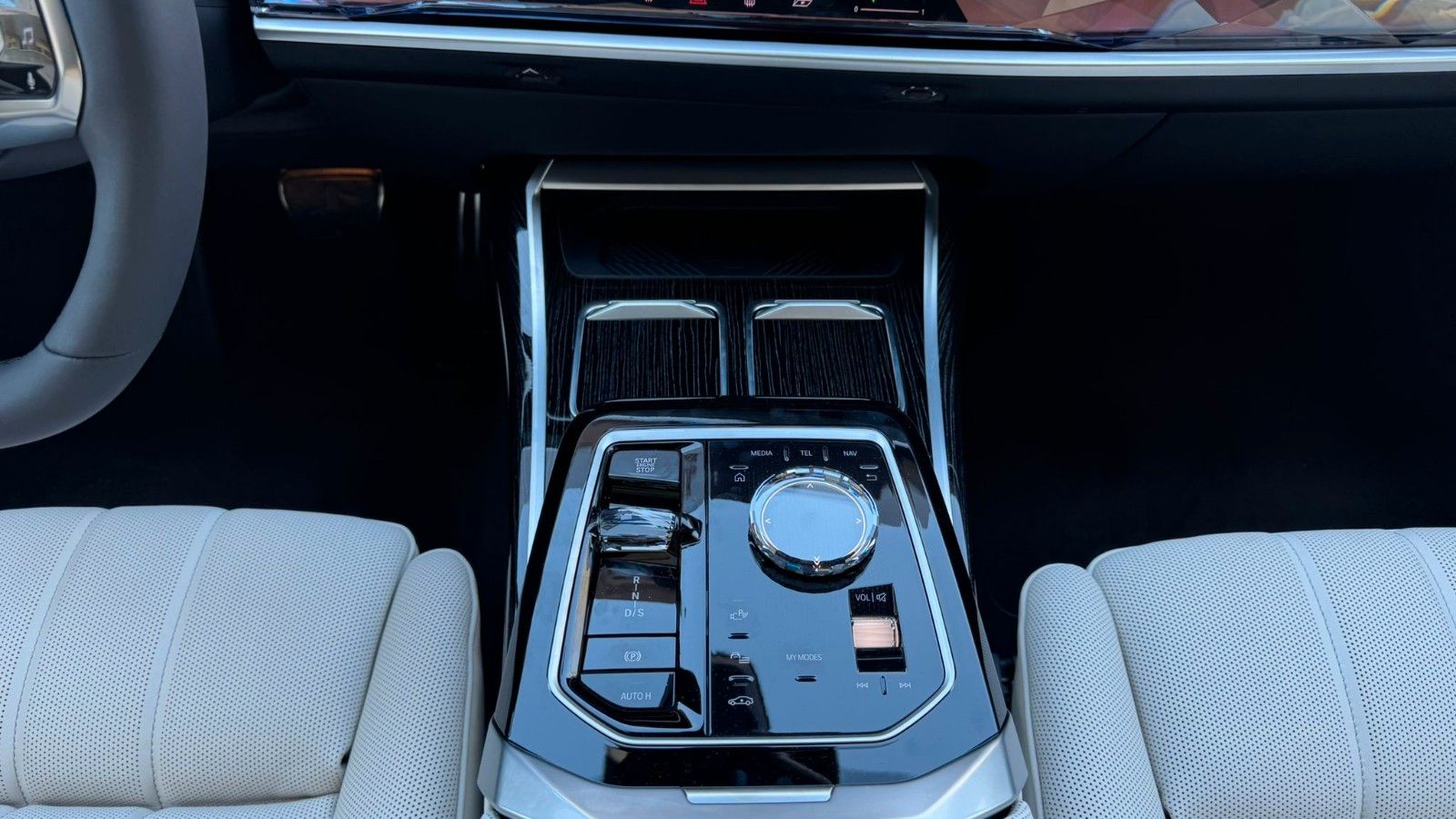 Fahrzeugabbildung BMW 740d xDr M Sport,FondEnt,Aut.Tür,B&W,Executive
