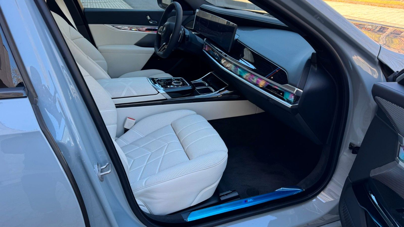 Fahrzeugabbildung BMW 740d xDr M Sport,FondEnt,Aut.Tür,B&W,Executive