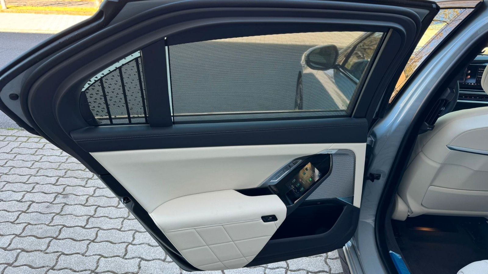 Fahrzeugabbildung BMW 740d xDr M Sport,FondEnt,Aut.Tür,B&W,Executive