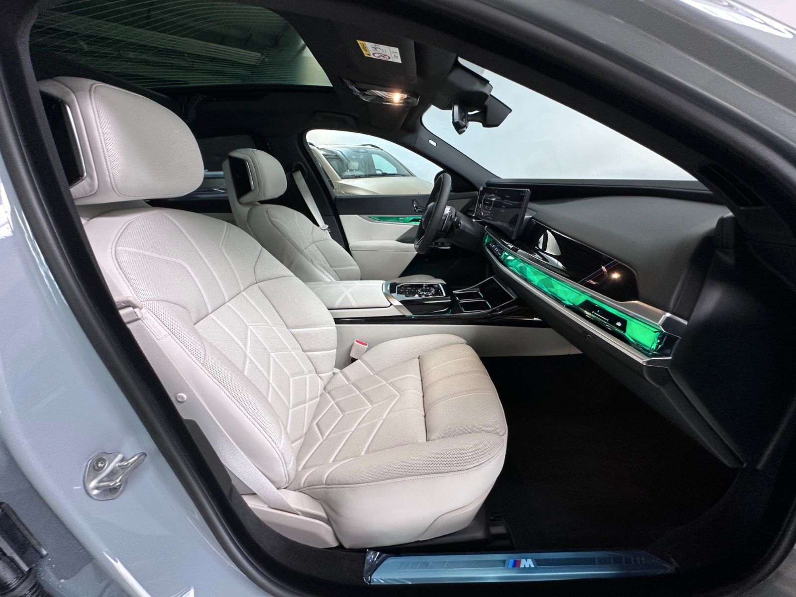 Fahrzeugabbildung BMW 740d xDr M Sport|FondEnt|Aut.Tür|B&W|Executive|