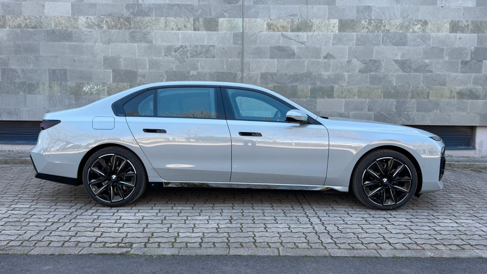 Fahrzeugabbildung BMW 740d xDr M Sport,FondEnt,Aut.Tür,B&W,Executive