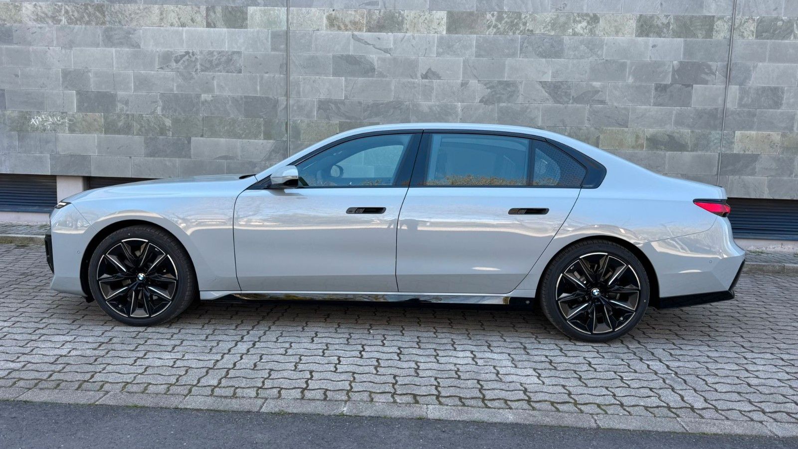 Fahrzeugabbildung BMW 740d xDr M Sport,FondEnt,Aut.Tür,B&W,Executive