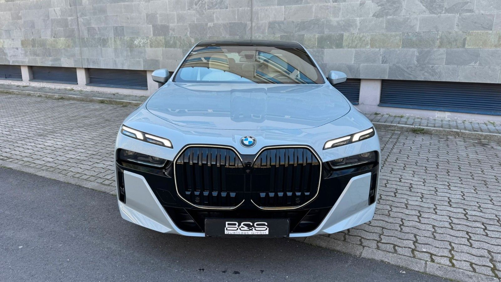 Fahrzeugabbildung BMW 740d xDr M Sport,FondEnt,Aut.Tür,B&W,Executive
