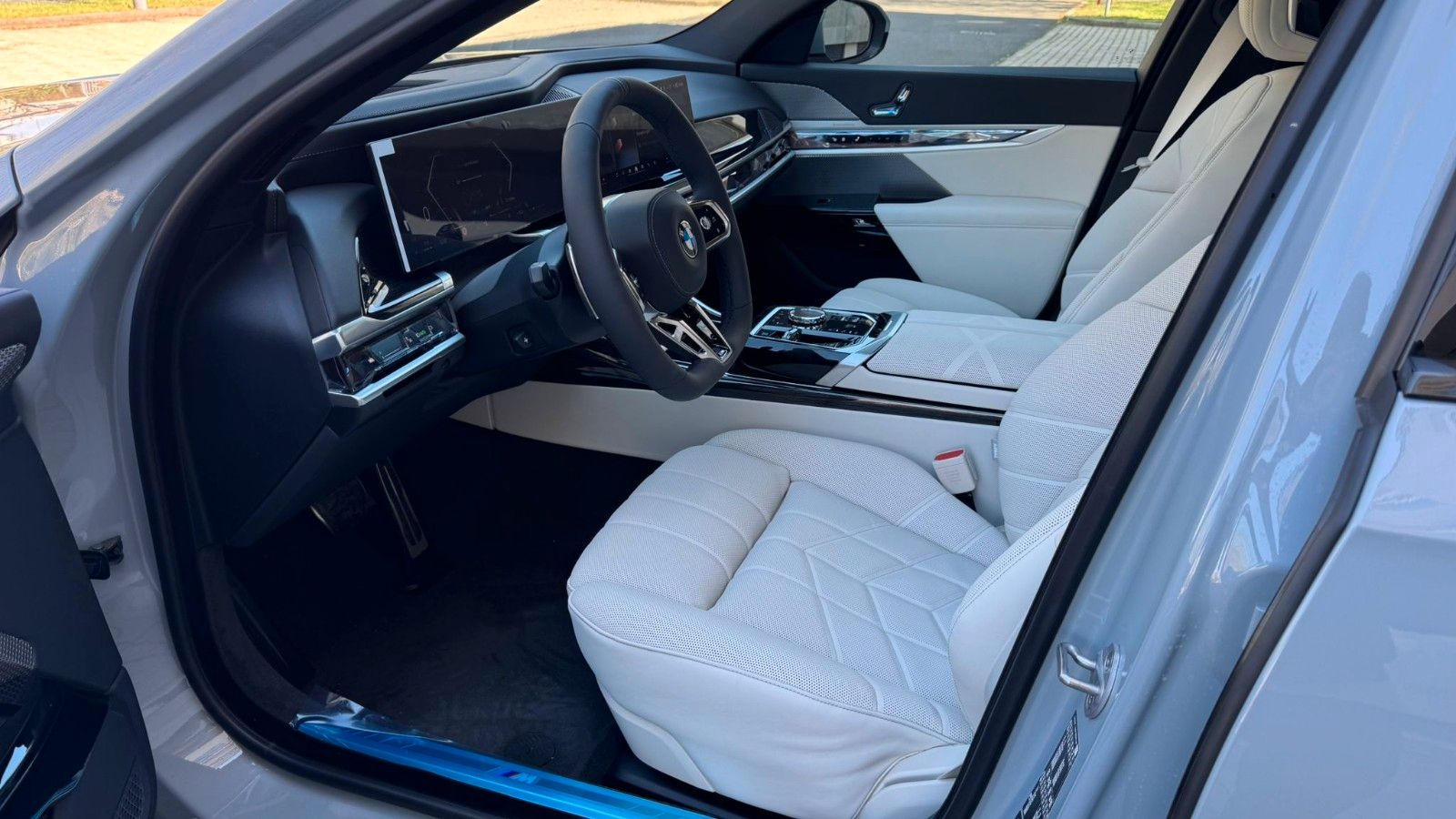 Fahrzeugabbildung BMW 740d xDr M Sport,FondEnt,Aut.Tür,B&W,Executive