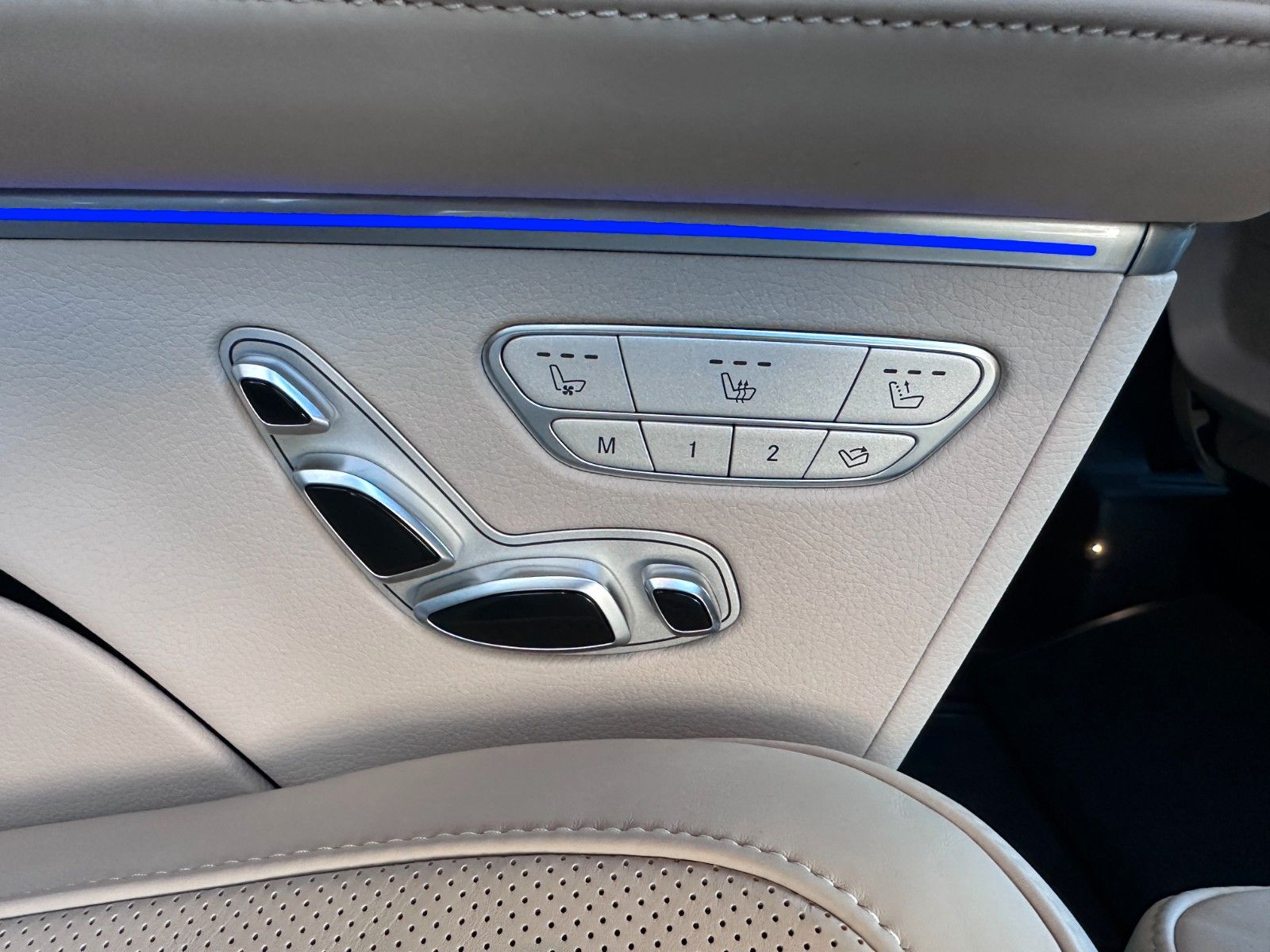 Fahrzeugabbildung Mercedes-Benz V 300 d 4MATIC EXCLUSIVE extral AMG,Luxus-Sitz