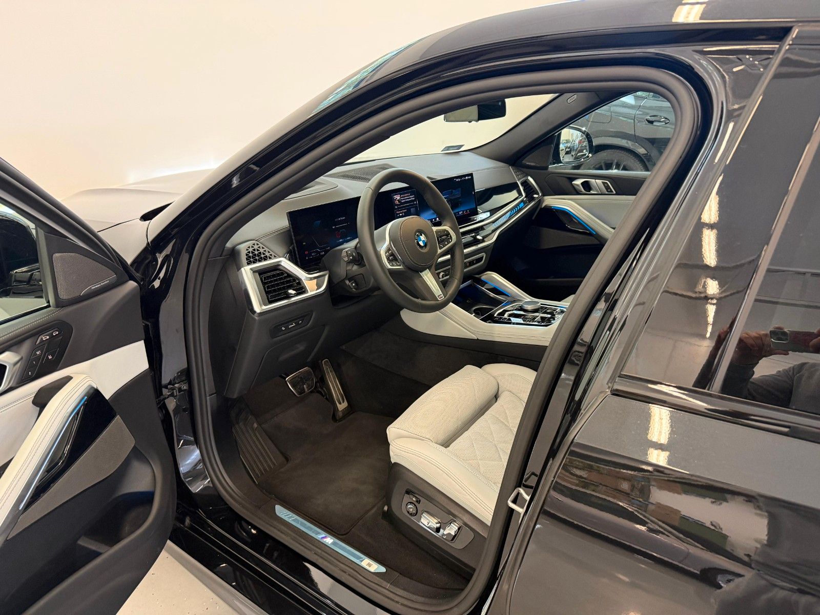 Fahrzeugabbildung BMW X6 30 d xDrive M Sport ACC,HUD,PANO,HARMAN,LUFT,