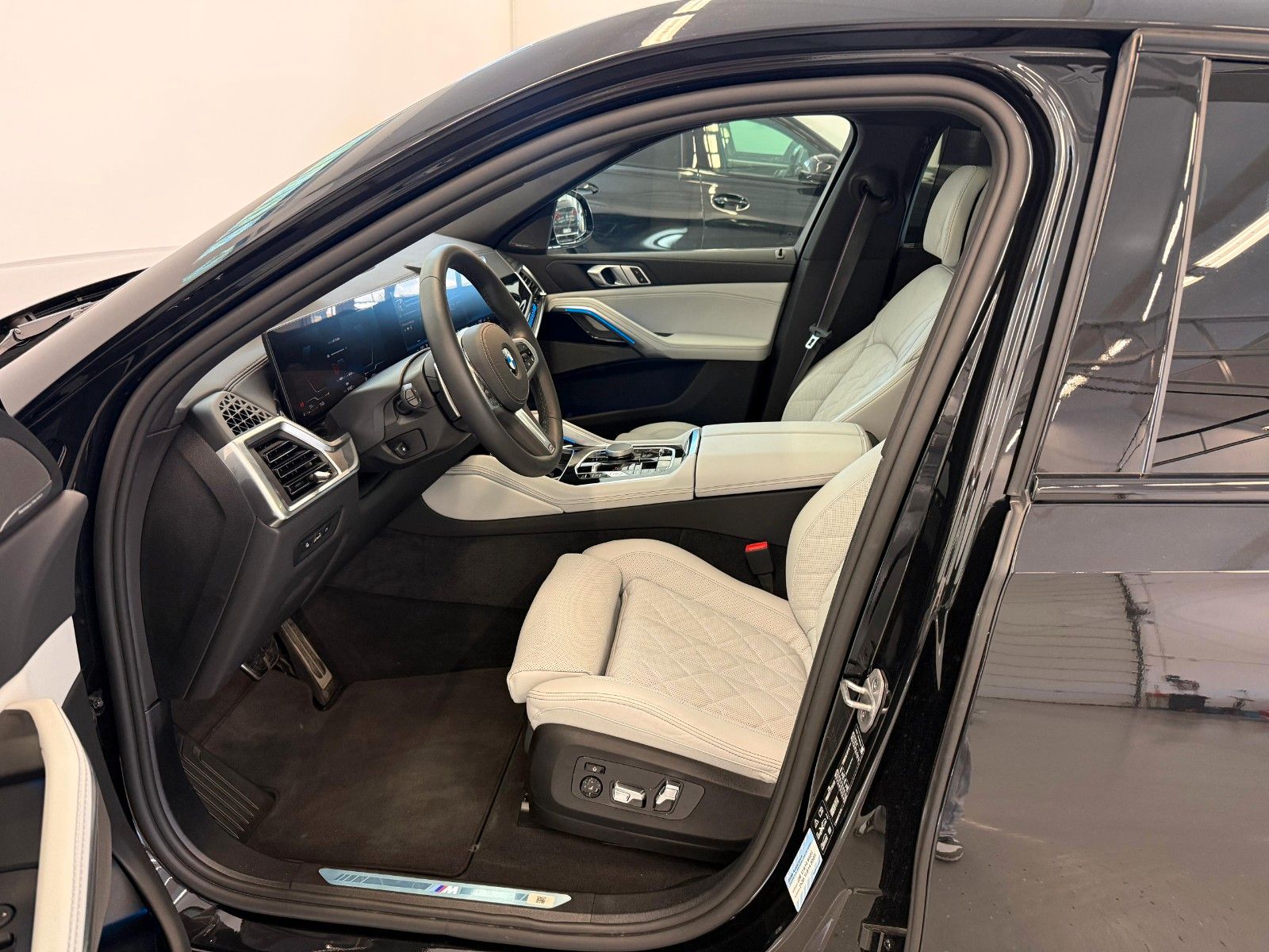 Fahrzeugabbildung BMW X6 30 d xDrive M Sport ACC,HUD,PANO,HARMAN,LUFT,