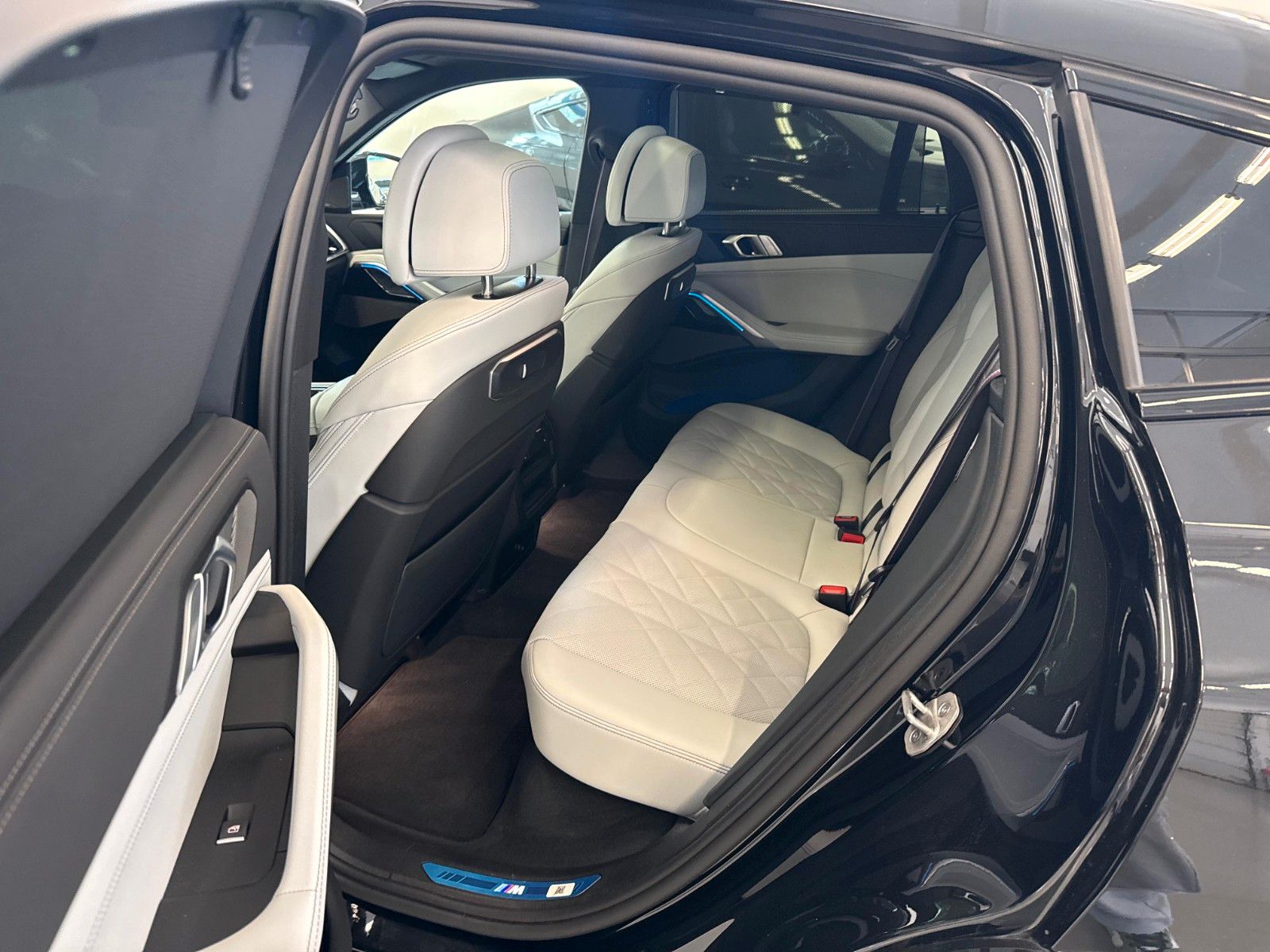 Fahrzeugabbildung BMW X6 30 d xDrive M Sport ACC,HUD,PANO,HARMAN,LUFT,