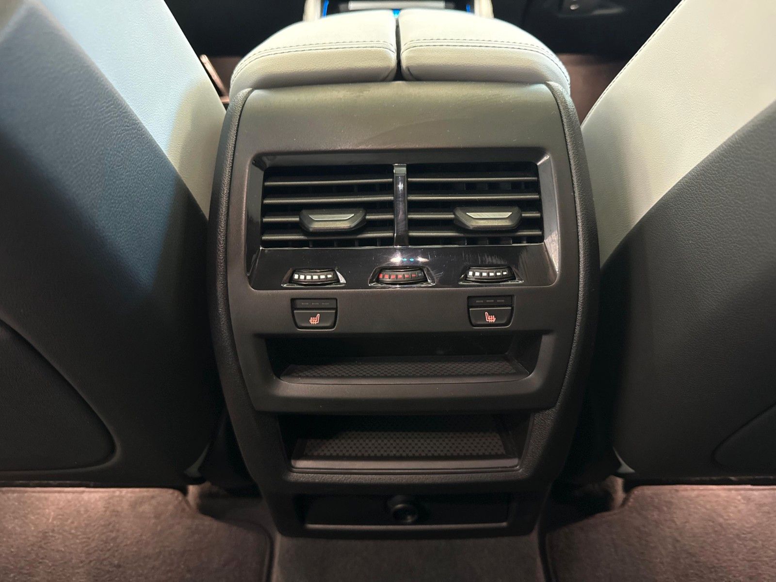 Fahrzeugabbildung BMW X6 30 d xDrive M Sport ACC,HUD,PANO,HARMAN,LUFT,