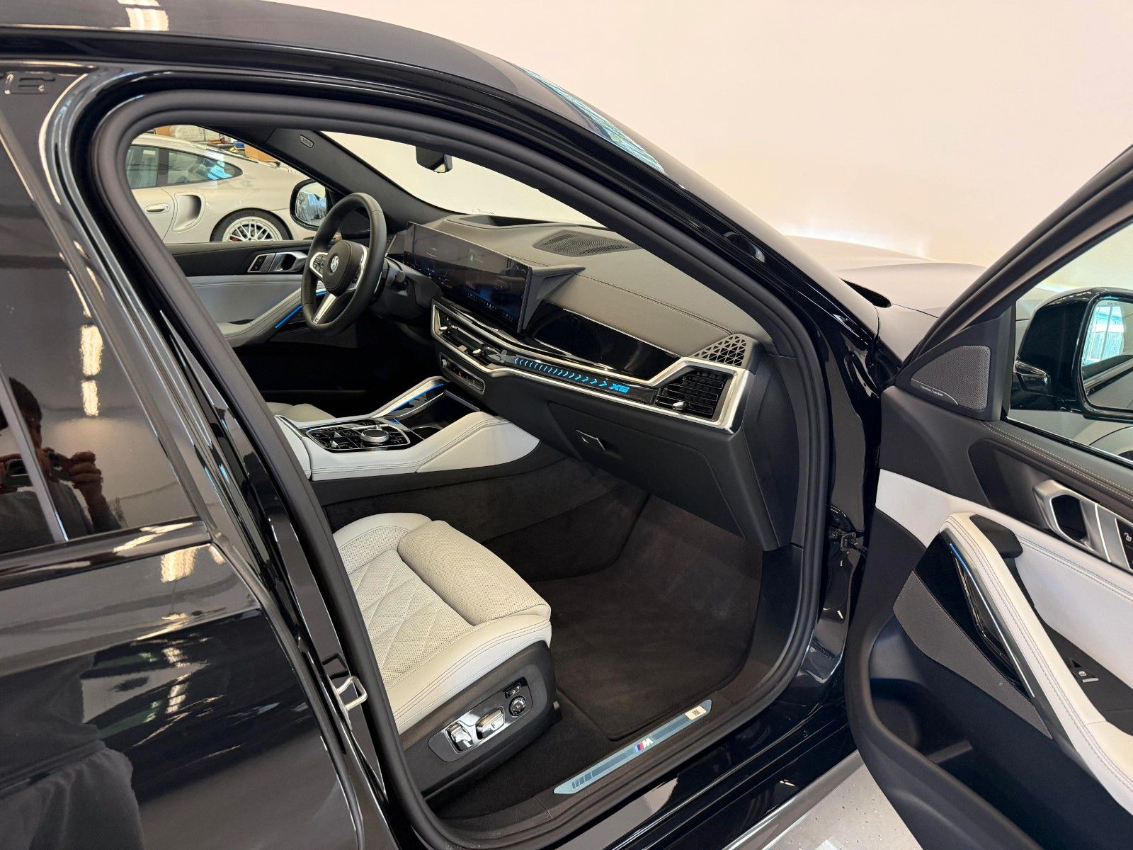 Fahrzeugabbildung BMW X6 30 d xDrive M Sport ACC,HUD,PANO,HARMAN,LUFT,