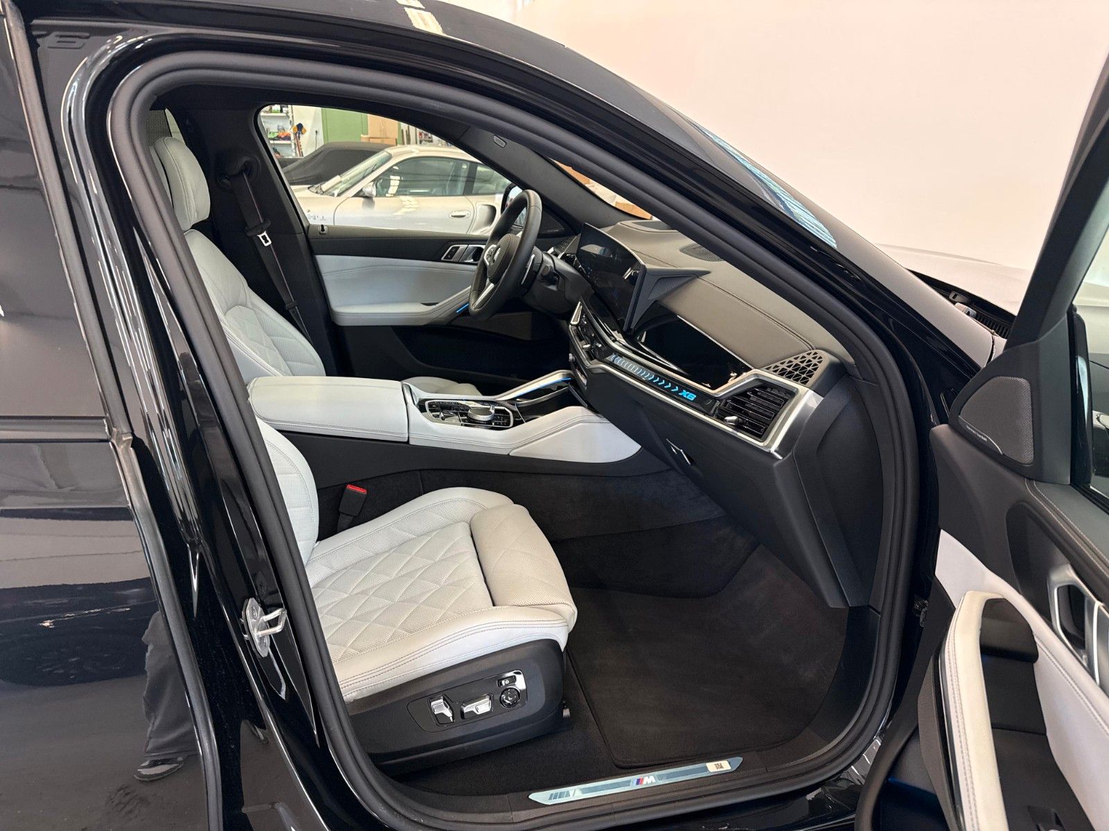 Fahrzeugabbildung BMW X6 30 d xDrive M Sport ACC,HUD,PANO,HARMAN,LUFT,