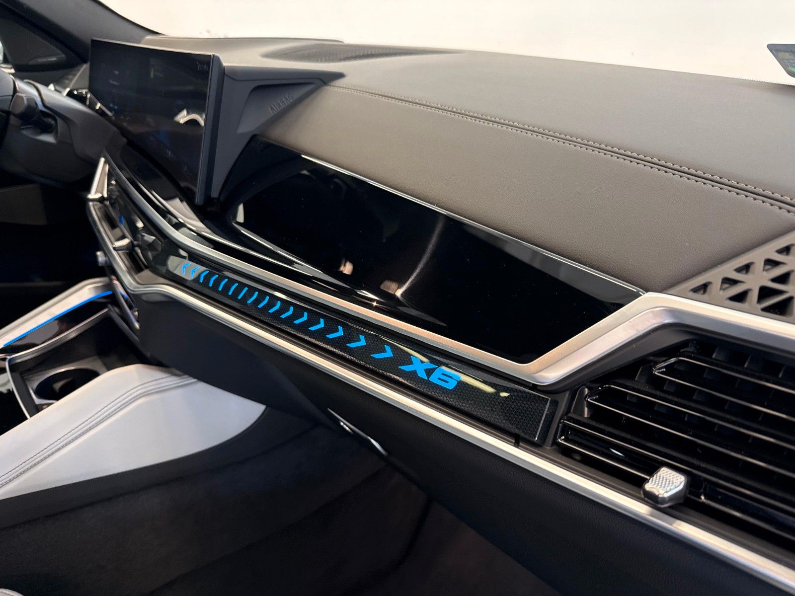 Fahrzeugabbildung BMW X6 30 d xDrive M Sport ACC,HUD,PANO,HARMAN,LUFT,
