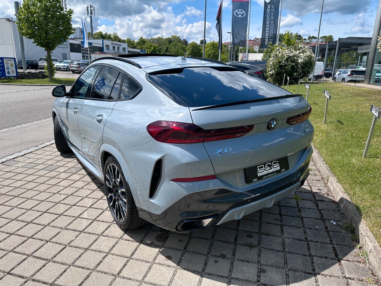Fahrzeugabbildung BMW X6 30 d xDrive M Sport ACC,HUD,PANO,H&K,LUFT,AHK