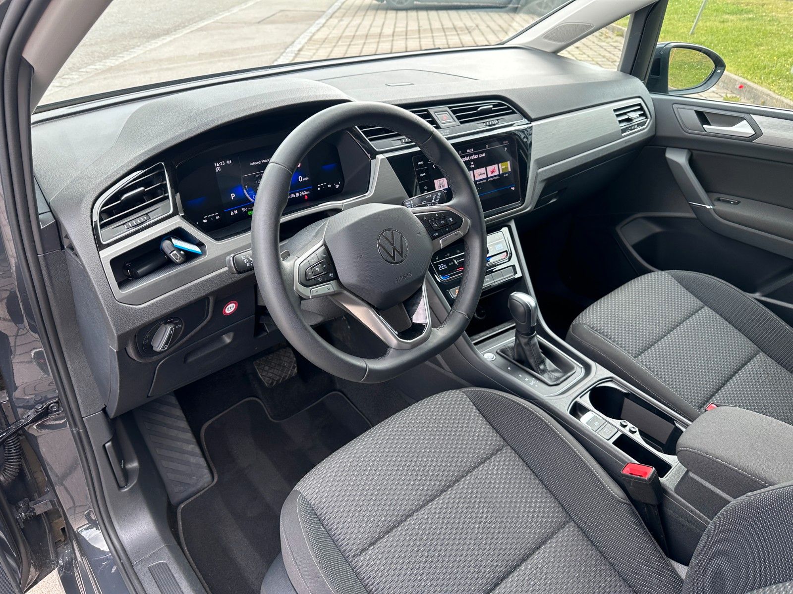 Fahrzeugabbildung Volkswagen Touran Comfortline  ACC,LED,KAMERA,AHK,7sitz