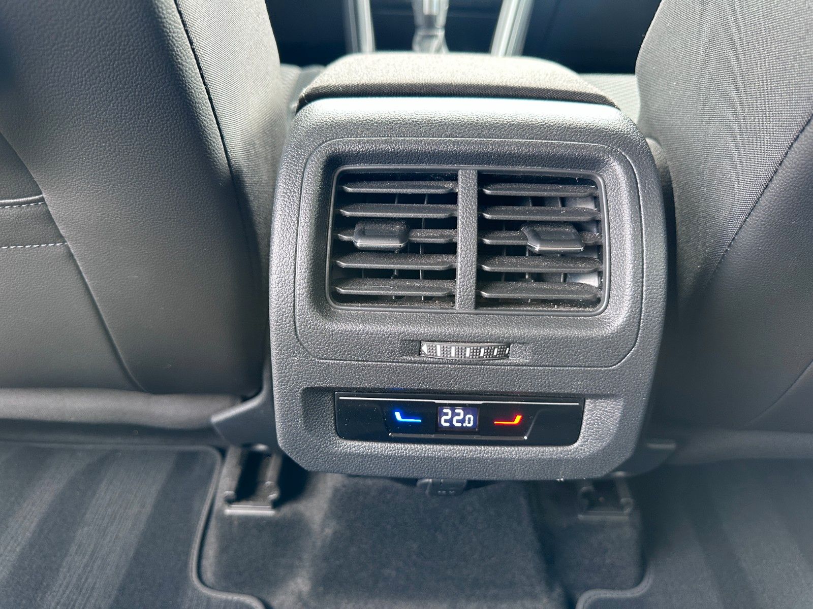 Fahrzeugabbildung Volkswagen Touran Comfortline  ACC,LED,KAMERA,AHK,7sitz