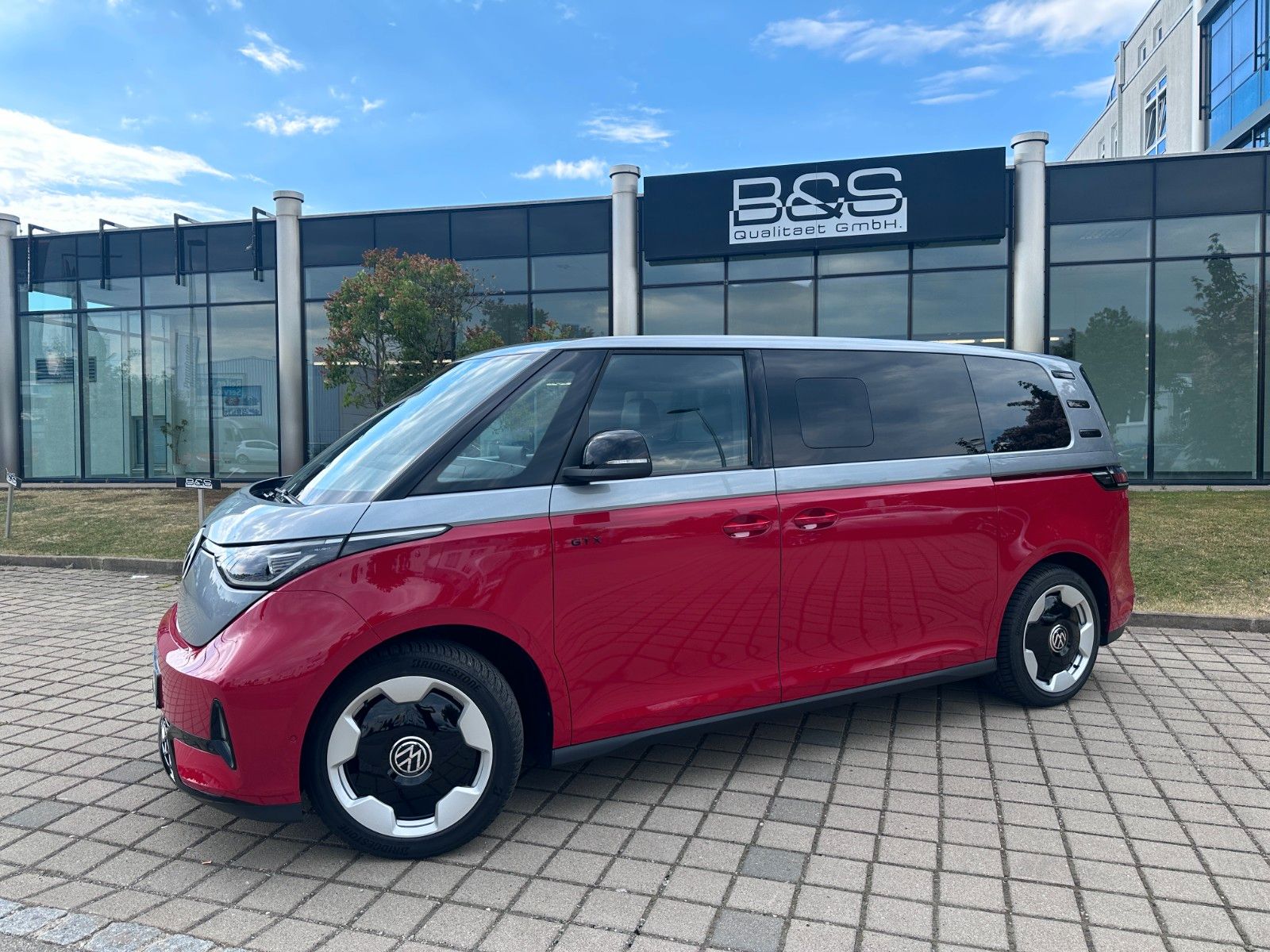 Fahrzeugabbildung Volkswagen ID.Buzz Bus 250 kW GTX LR 4MOTION ACC,MATRIX