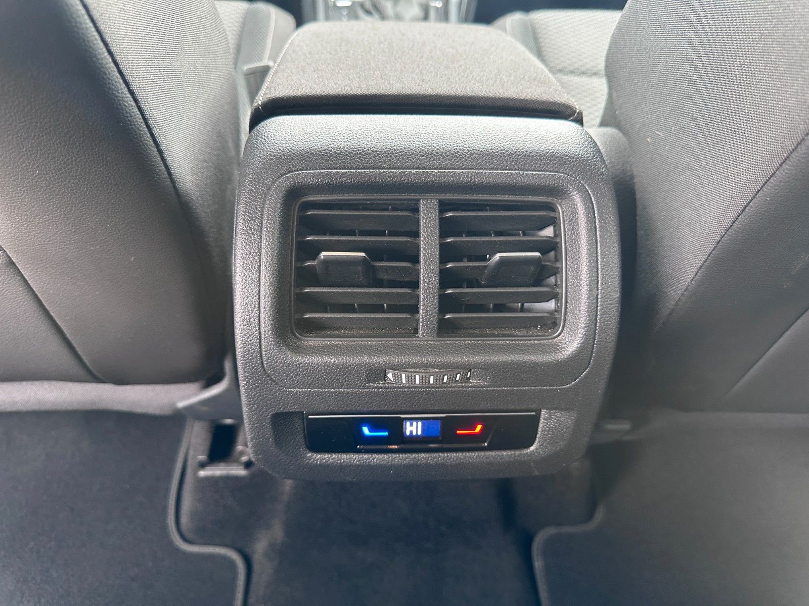 Fahrzeugabbildung Volkswagen Touran Comfortline  Deutsch Fzg,7SITZ ,Mwst Ausw
