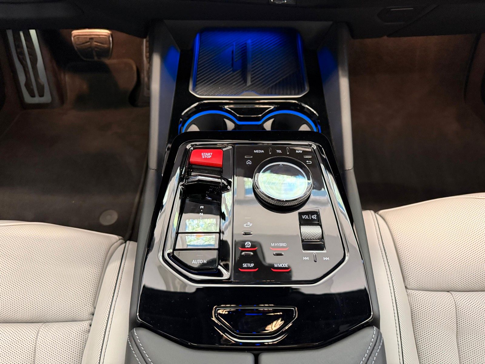 Fahrzeugabbildung BMW M5 Limousine | Mwst Ausw | PANO | AHK |  B&W |