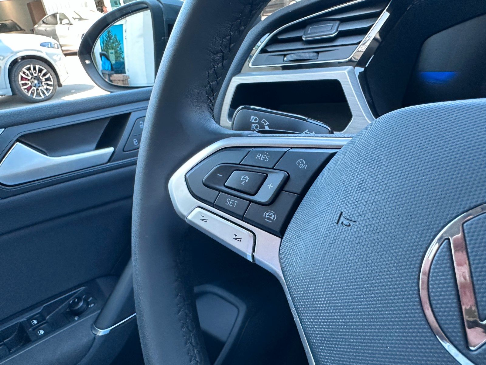 Fahrzeugabbildung Volkswagen Touran Comfortl|Deutsch Fzg|7 SITZ|UNFALLFR|AHK
