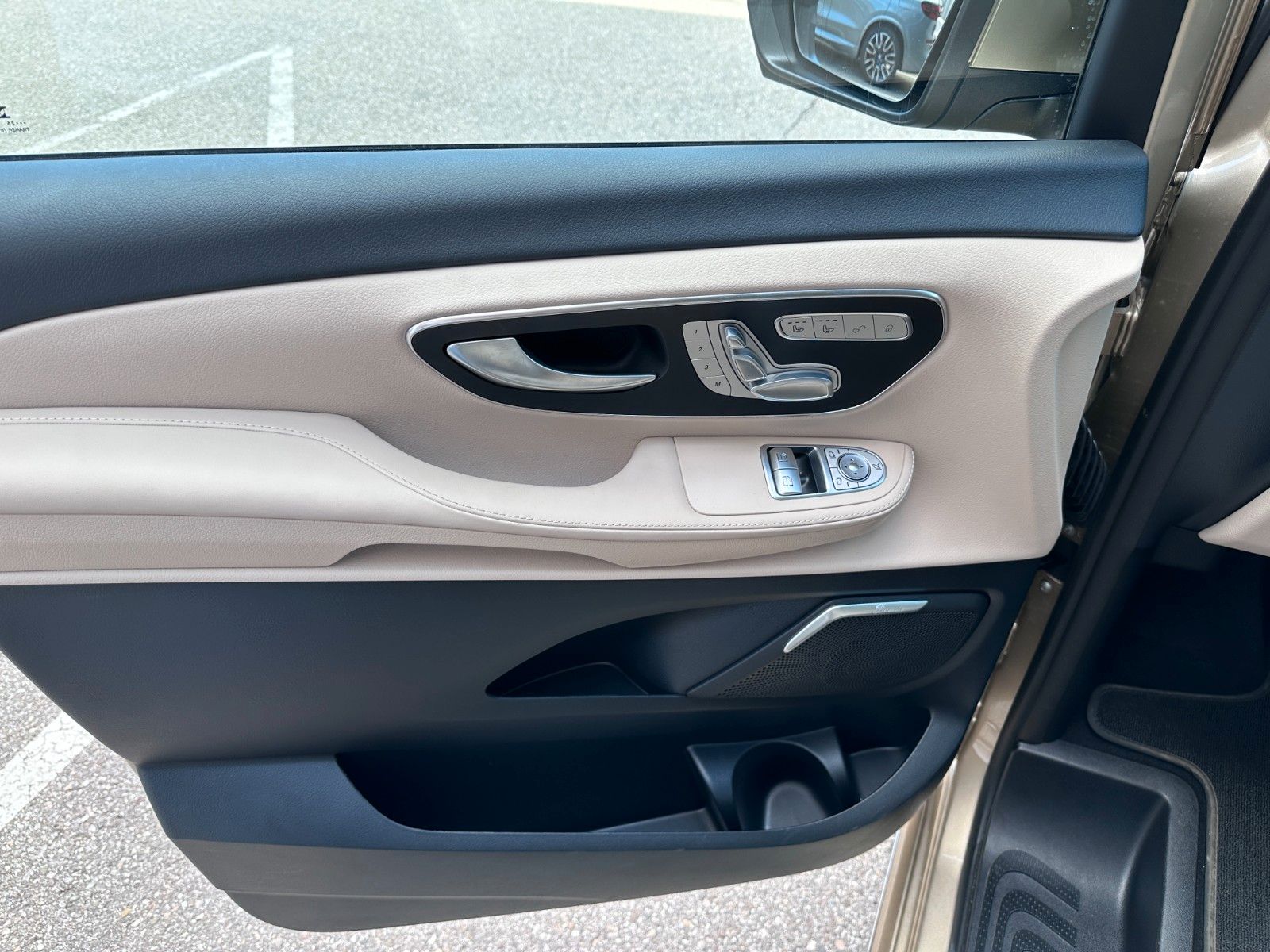 Fahrzeugabbildung Mercedes-Benz V 300d 4M AMG, Extra Lang|DISTR|BURM|AIRMATIC|