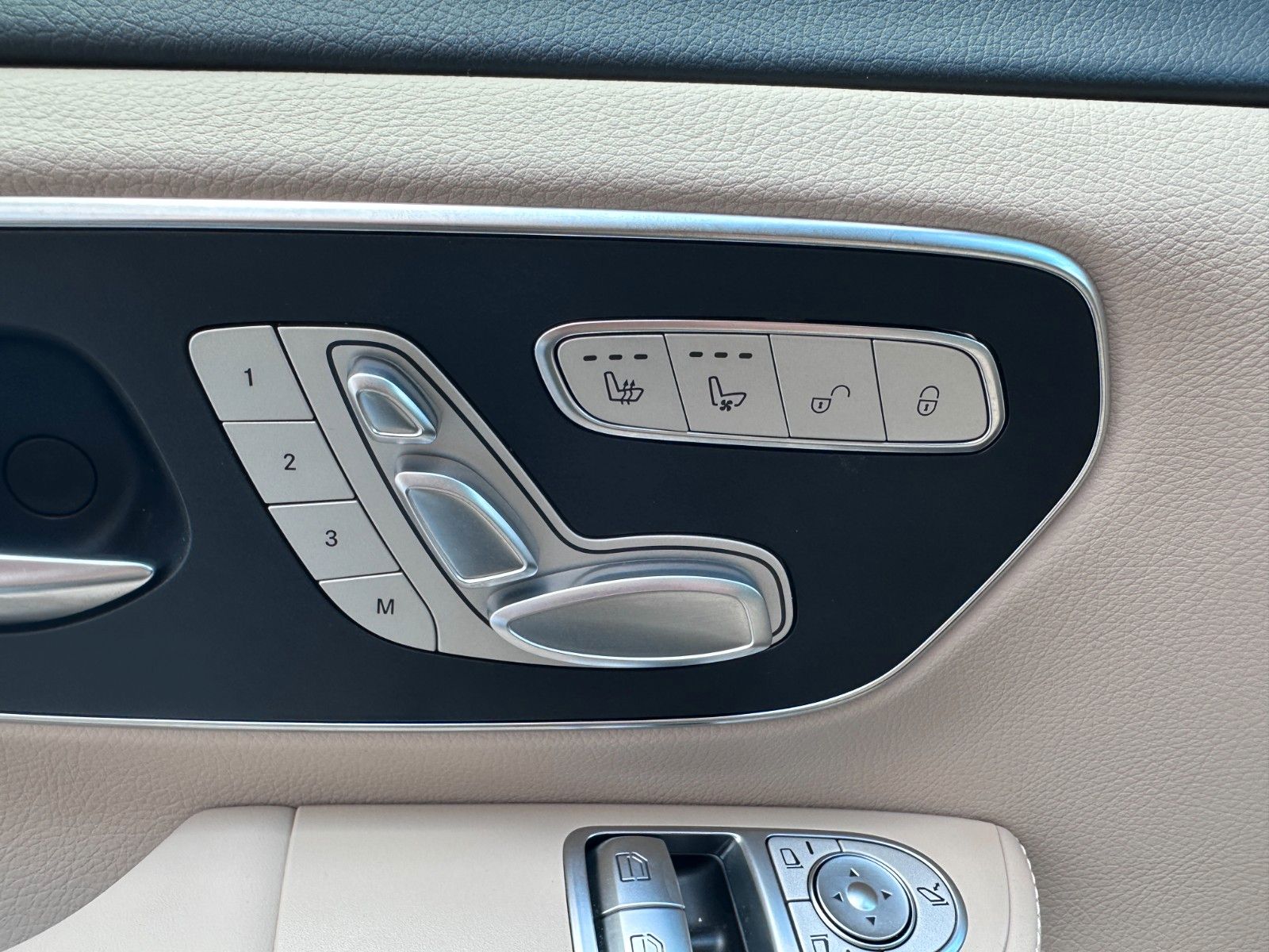Fahrzeugabbildung Mercedes-Benz V 300d 4M AMG, Extra Lang|DISTR|BURM|AIRMATIC|