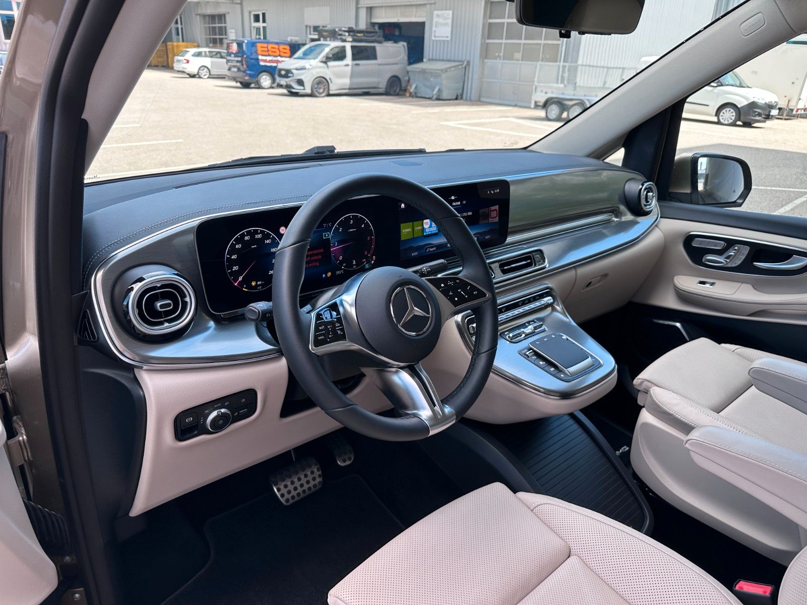 Fahrzeugabbildung Mercedes-Benz V 300d 4M AMG, Extra Lang|DISTR|BURM|AIRMATIC|