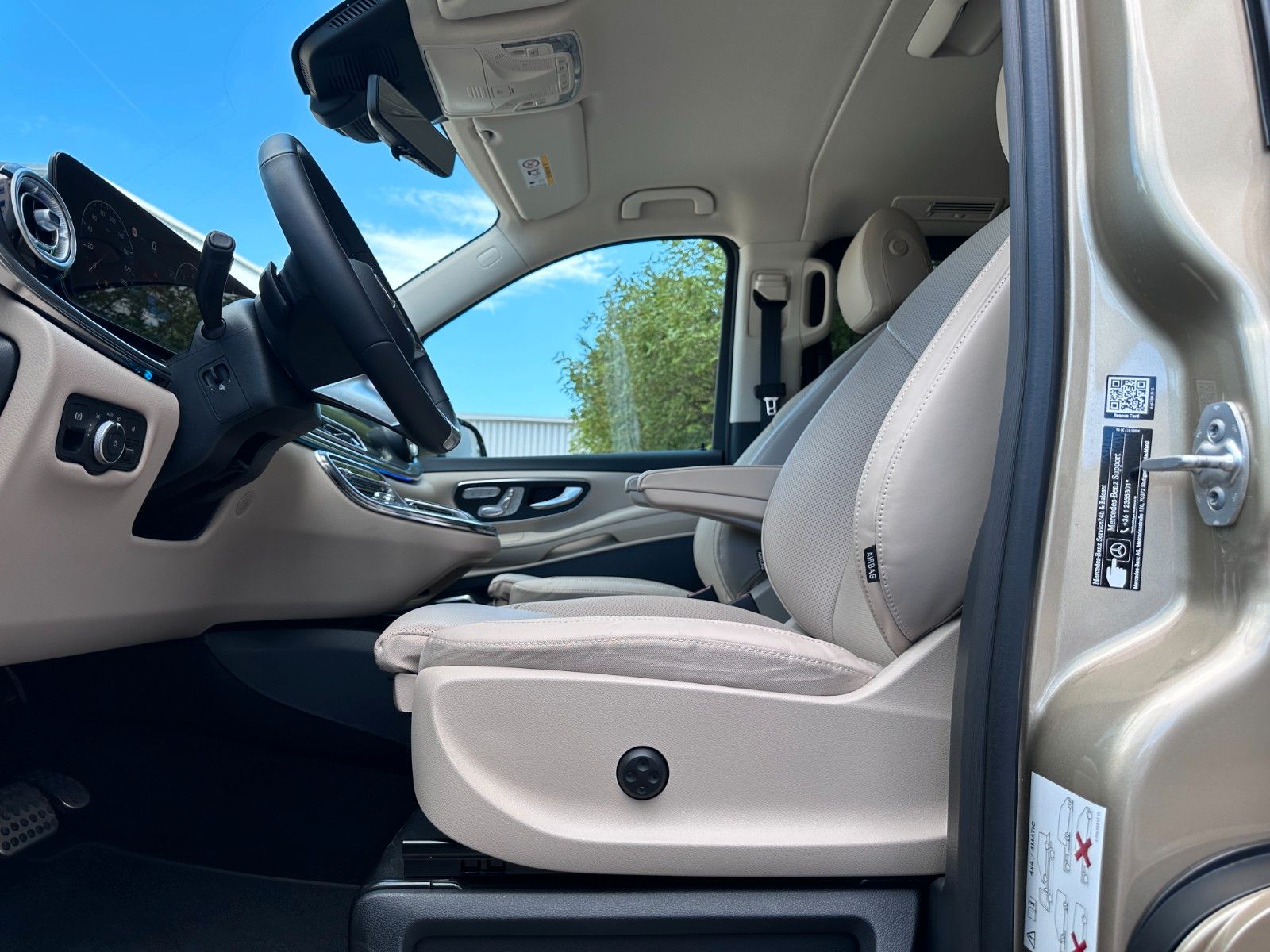 Fahrzeugabbildung Mercedes-Benz V 300d 4M AMG, Extra Lang|DISTR|BURM|AIRMATIC|