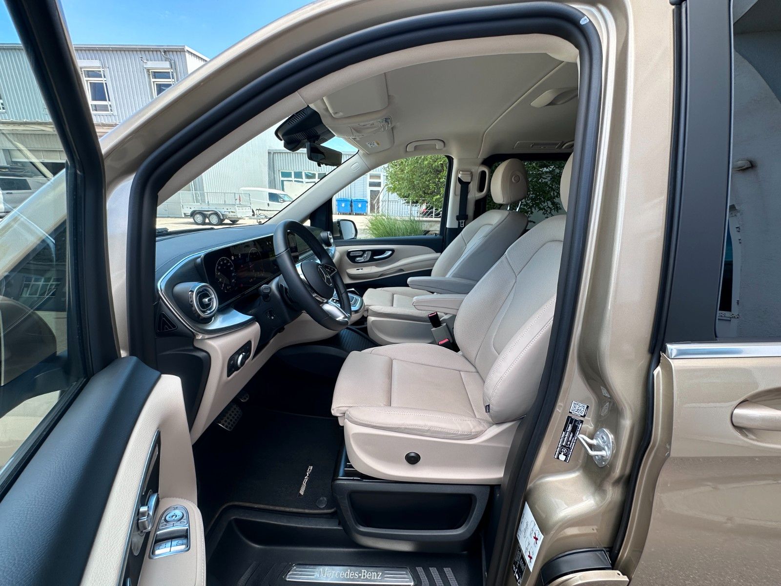 Fahrzeugabbildung Mercedes-Benz V 300d 4M AMG, Extra Lang|DISTR|BURM|AIRMATIC|