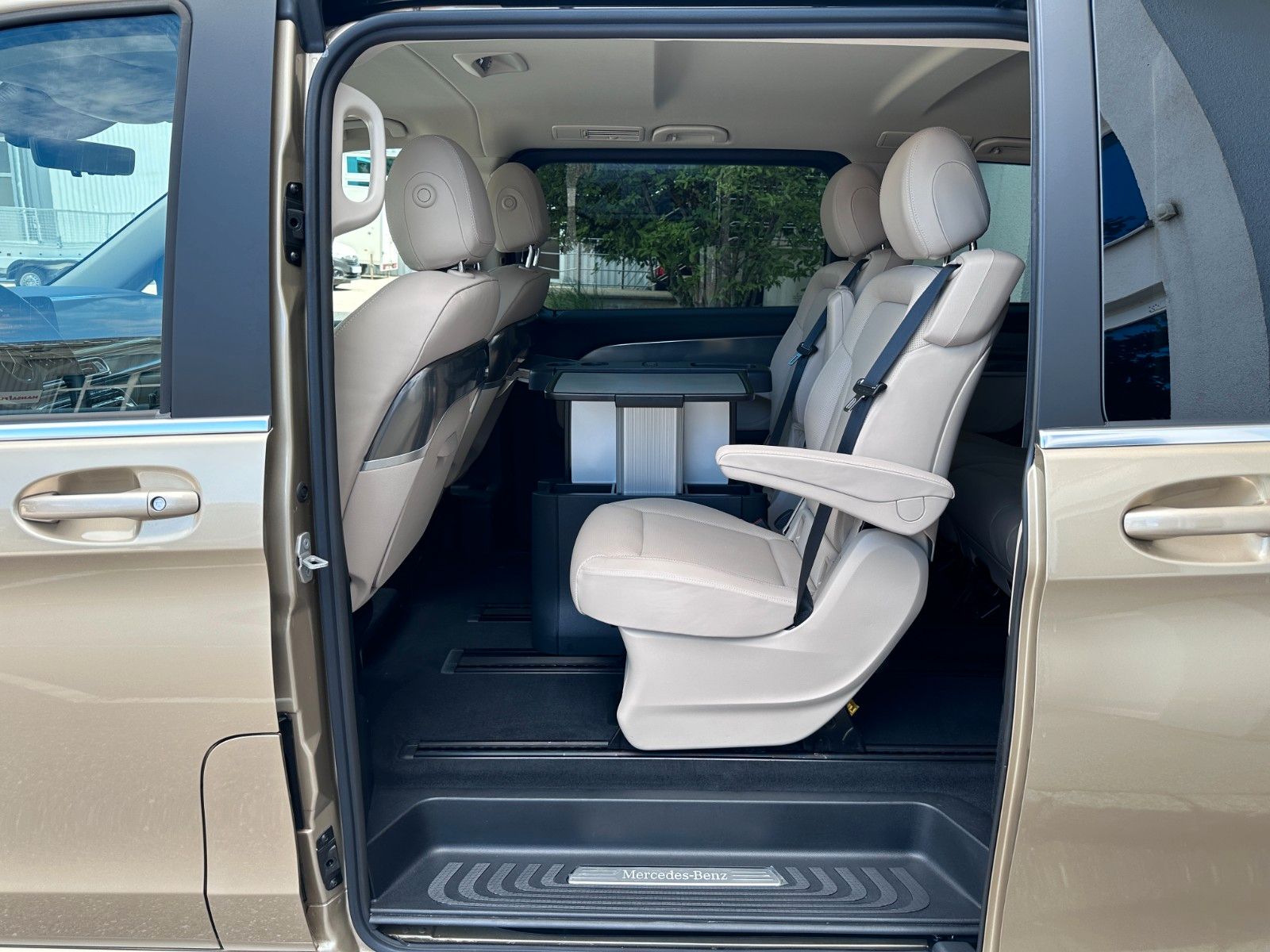 Fahrzeugabbildung Mercedes-Benz V 300d 4M AMG, Extra Lang|DISTR|BURM|AIRMATIC|