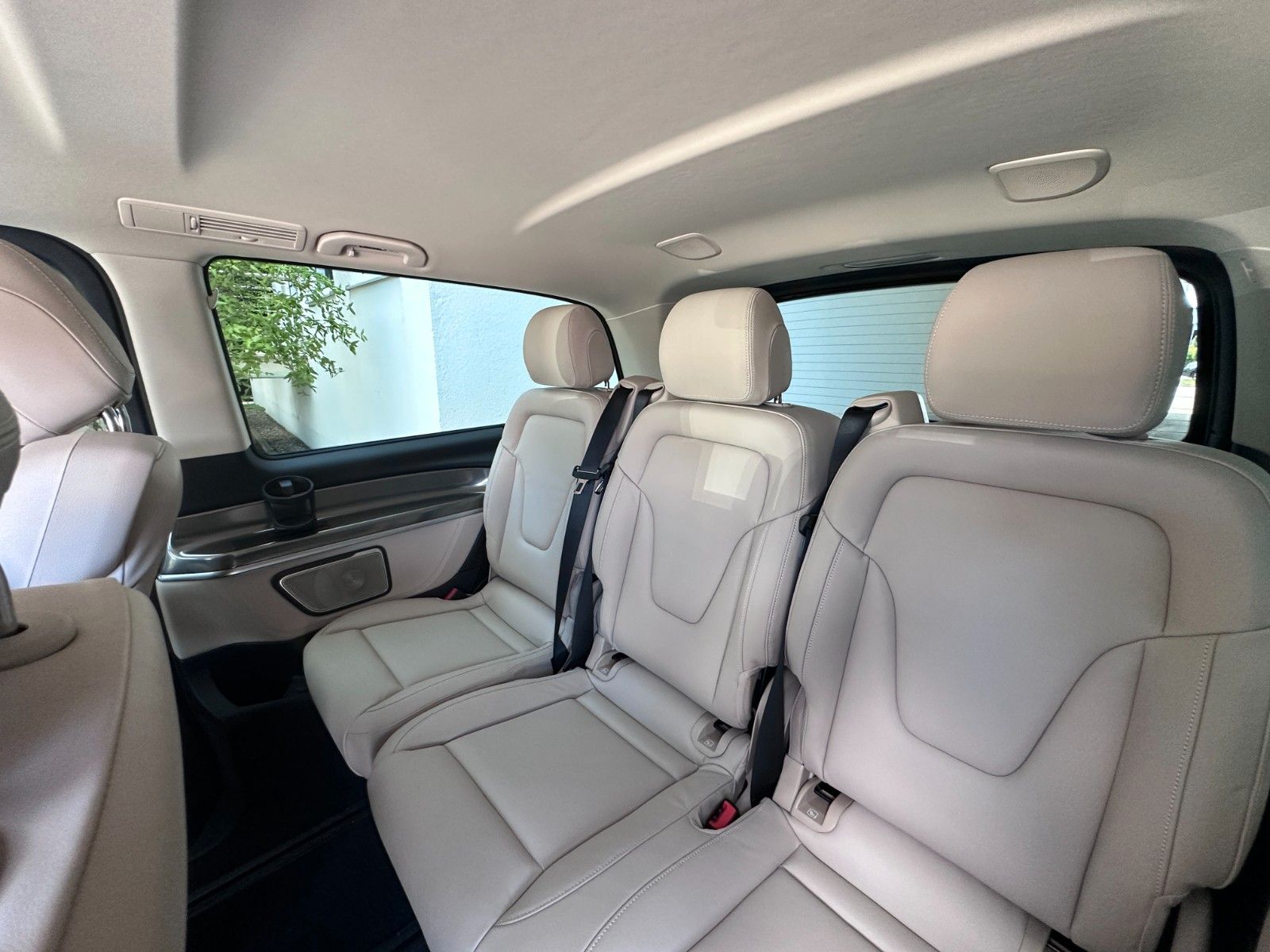 Fahrzeugabbildung Mercedes-Benz V 300d 4M AMG, Extra Lang|DISTR|BURM|AIRMATIC|