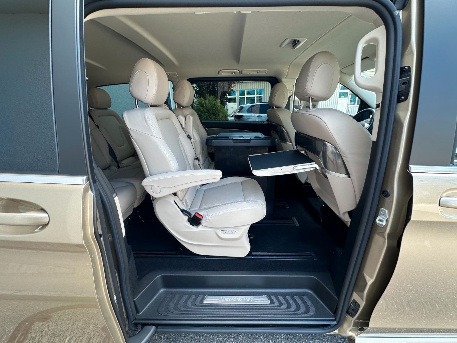 Fahrzeugabbildung Mercedes-Benz V 300d 4M AMG, Extra Lang|DISTR|BURM|AIRMATIC|