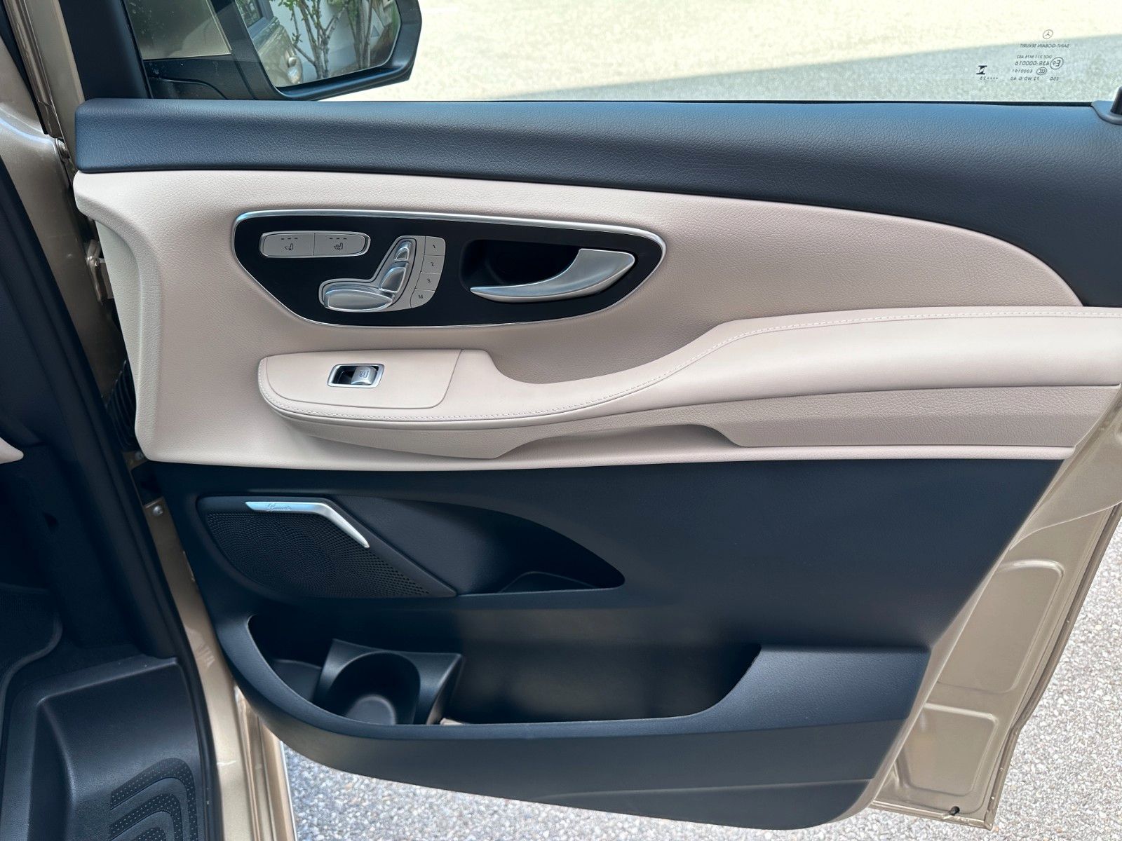 Fahrzeugabbildung Mercedes-Benz V 300d 4M AMG, Extra Lang|DISTR|BURM|AIRMATIC|