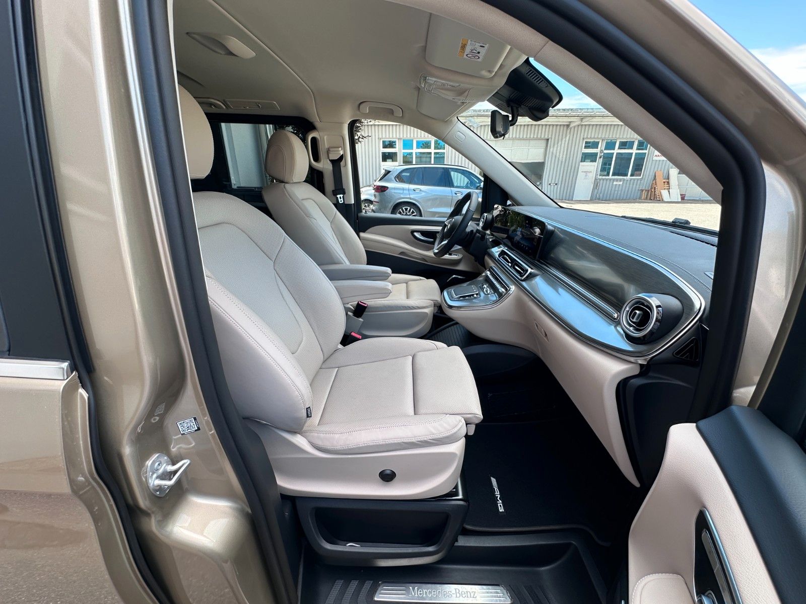 Fahrzeugabbildung Mercedes-Benz V 300d 4M AMG, Extra Lang|DISTR|BURM|AIRMATIC|