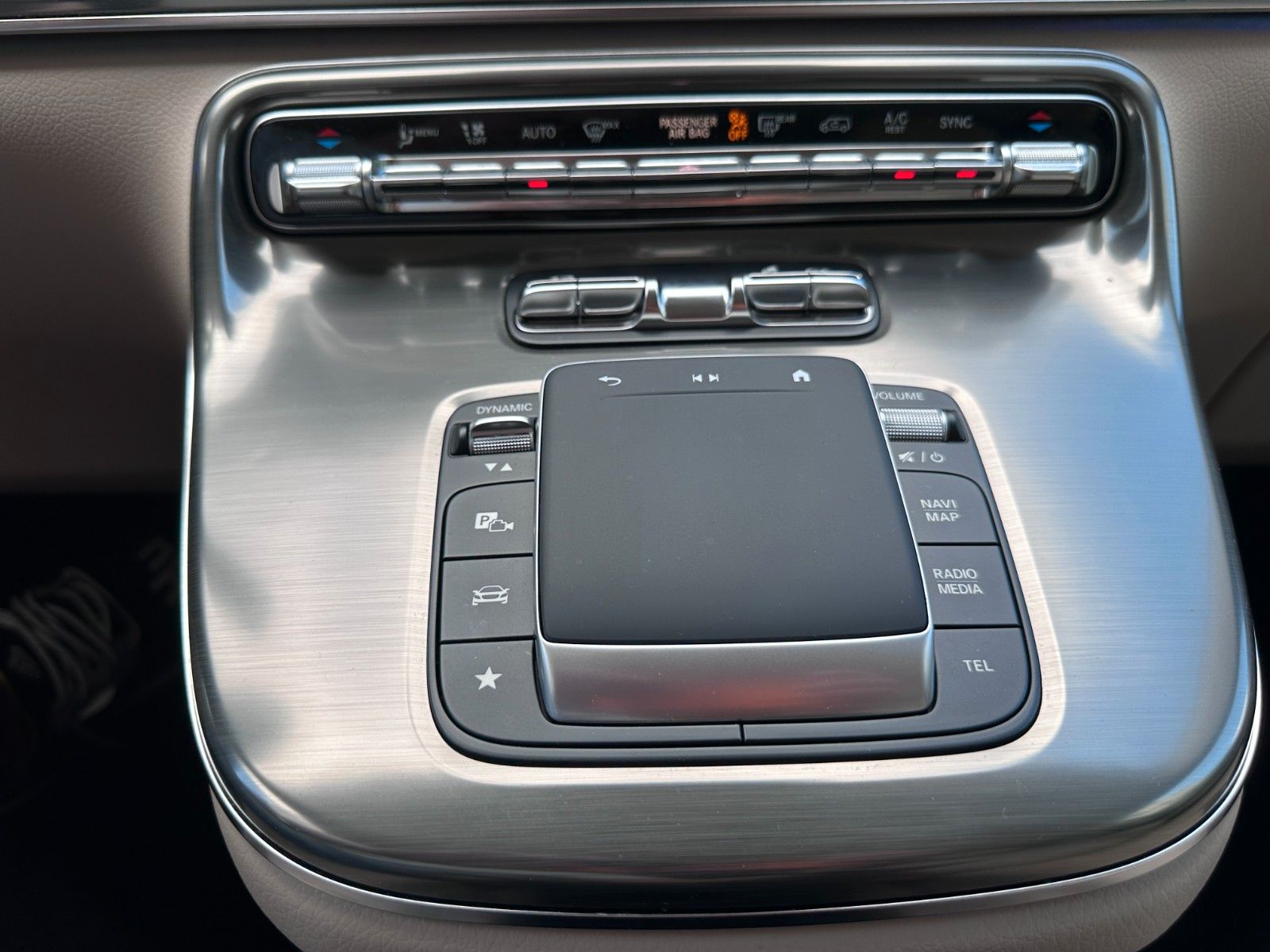 Fahrzeugabbildung Mercedes-Benz V 300d 4M AMG, Extra Lang|DISTR|BURM|AIRMATIC|