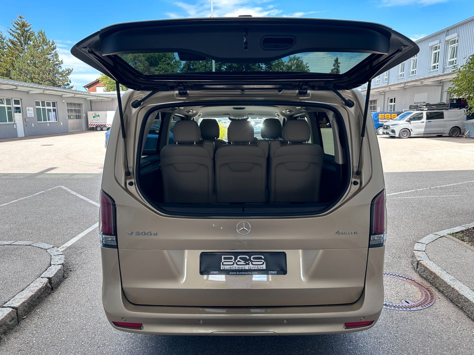 Fahrzeugabbildung Mercedes-Benz V 300d 4M AMG, Extra Lang|DISTR|BURM|AIRMATIC|