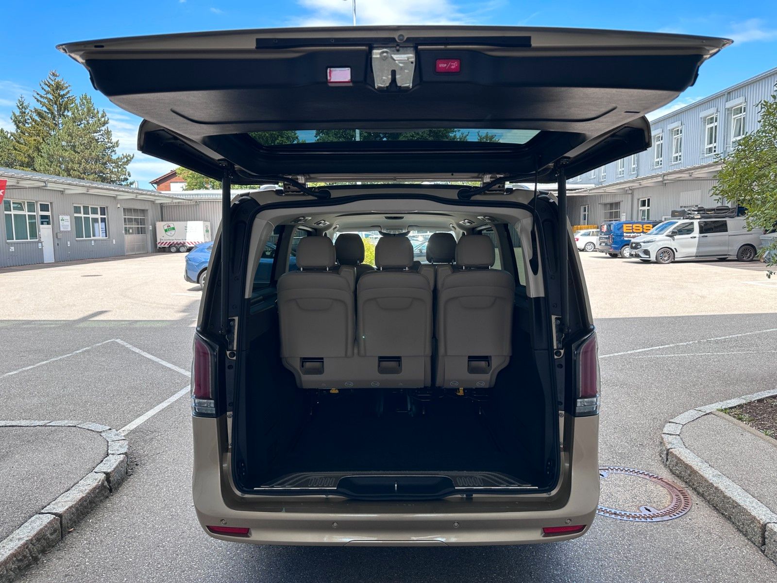 Fahrzeugabbildung Mercedes-Benz V 300d 4M AMG, Extra Lang|DISTR|BURM|AIRMATIC|
