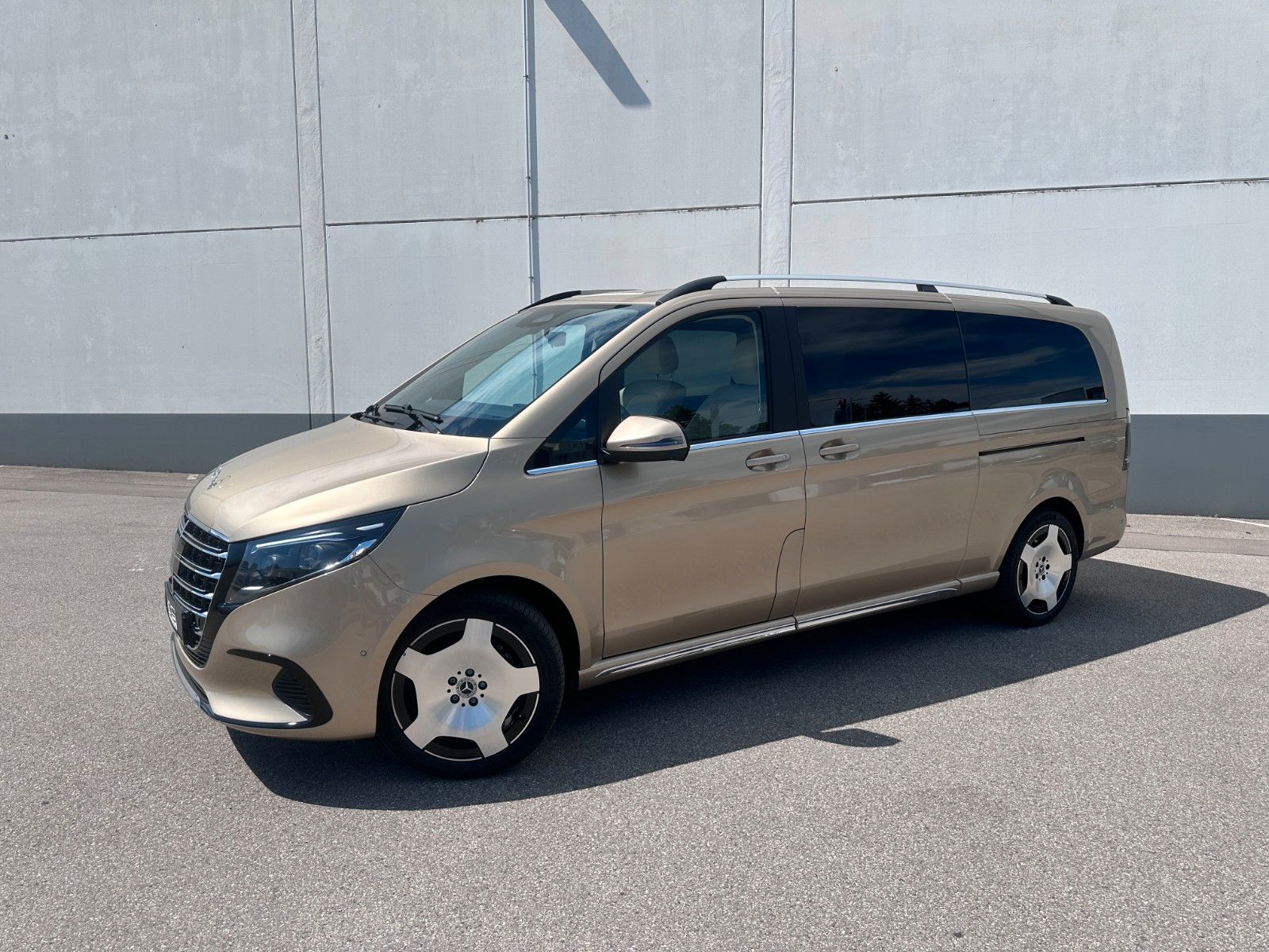 Fahrzeugabbildung Mercedes-Benz V 300d 4M AMG, Extra Lang|DISTR|BURM|AIRMATIC|