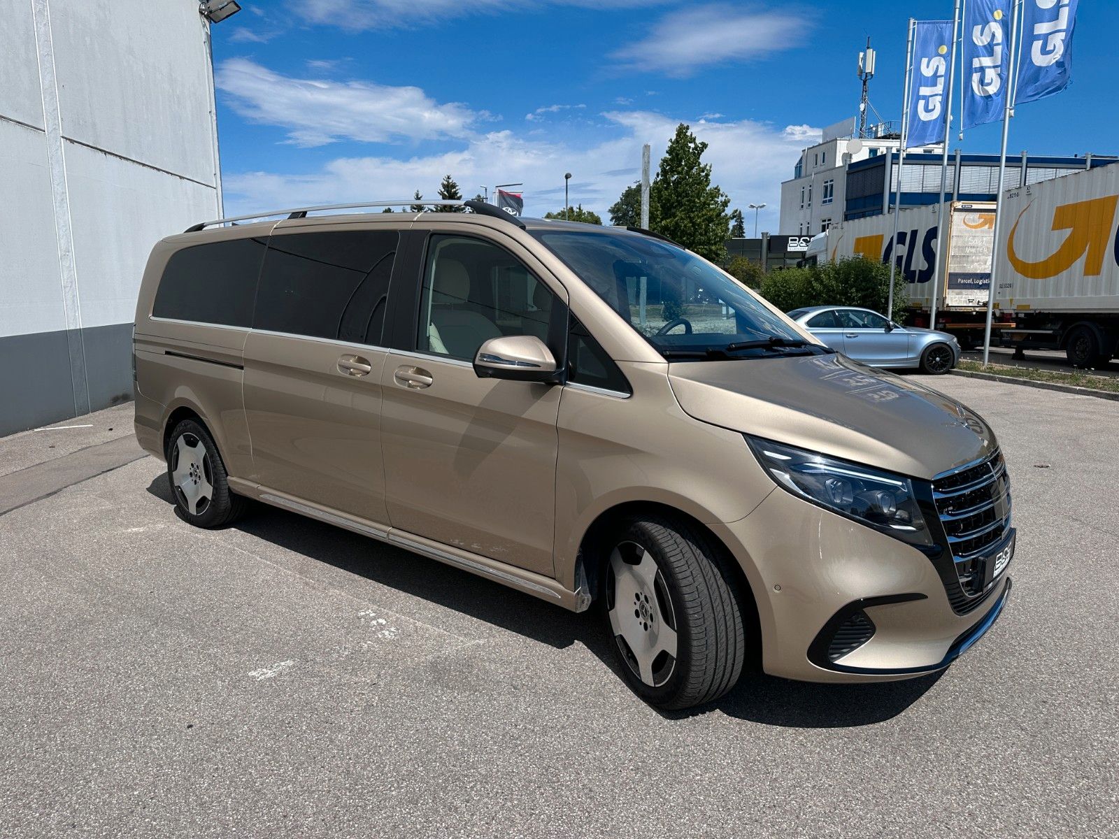 Fahrzeugabbildung Mercedes-Benz V 300d 4M AMG, Extra Lang|DISTR|BURM|AIRMATIC|