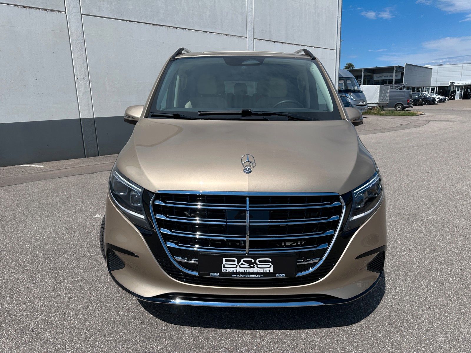 Fahrzeugabbildung Mercedes-Benz V 300d 4M AMG, Extra Lang|DISTR|BURM|AIRMATIC|