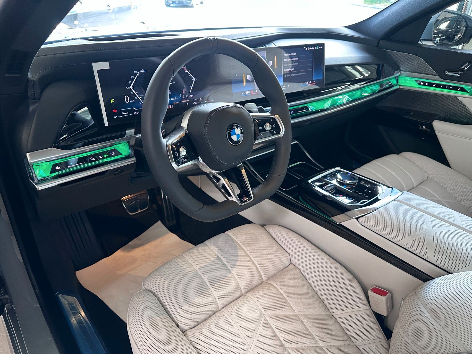 Fahrzeugabbildung BMW 740d xDr M Sport|FondEnt|Aut.Tür|B&W|Executive|