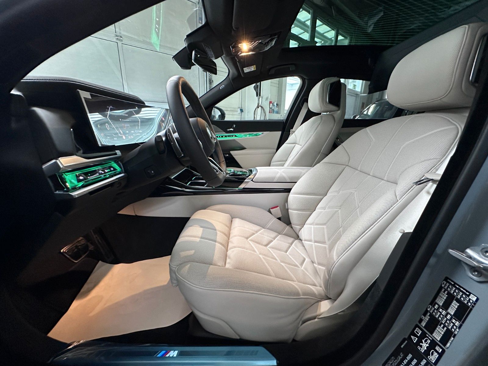 Fahrzeugabbildung BMW 740d xDr M Sport|FondEnt|Aut.Tür|B&W|Executive|