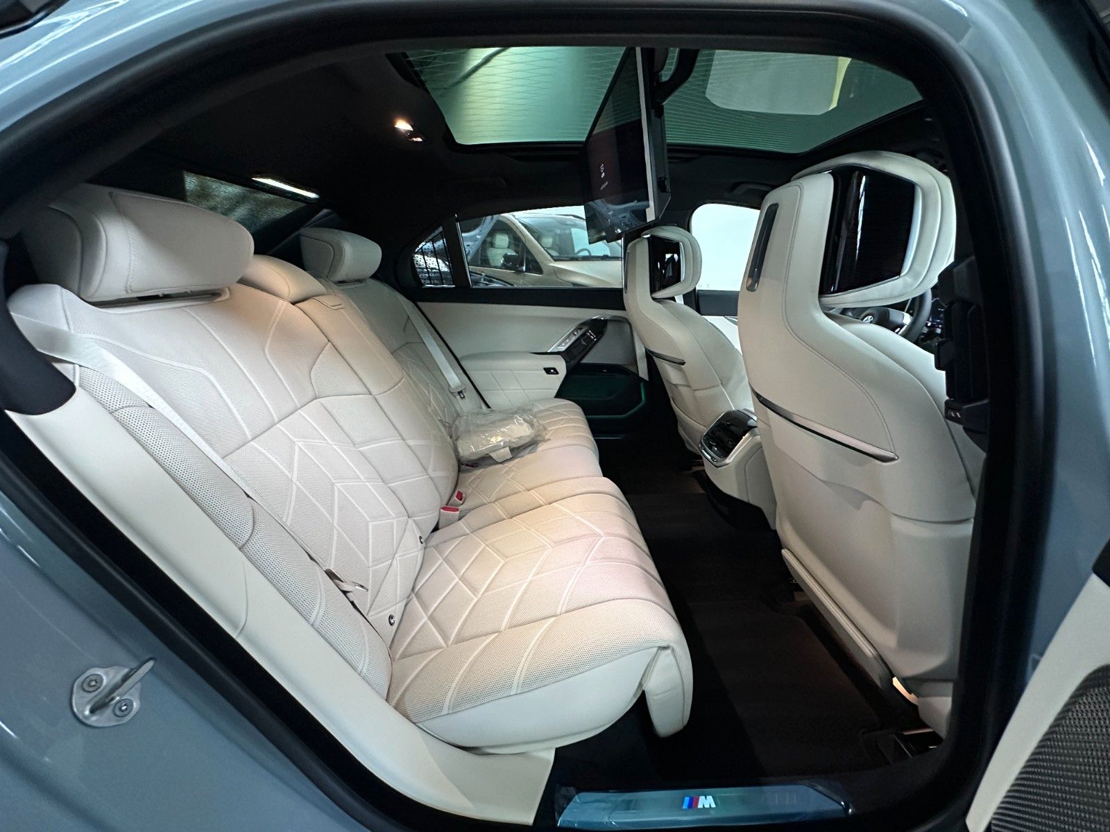 Fahrzeugabbildung BMW 740d xDr M Sport|FondEnt|Aut.Tür|B&W|Executive|