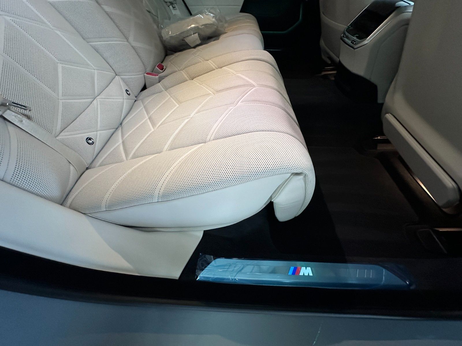 Fahrzeugabbildung BMW 740d xDr M Sport|FondEnt|Aut.Tür|B&W|Executive|
