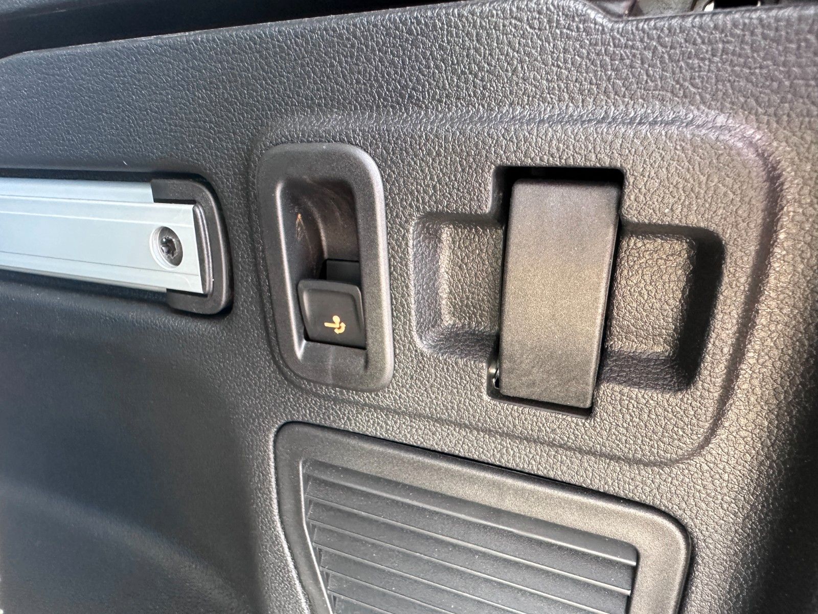 Fahrzeugabbildung Volkswagen Touran Comfortl|DEUTSCH Fzg|7 SITZ|UNFALLFR|AHK