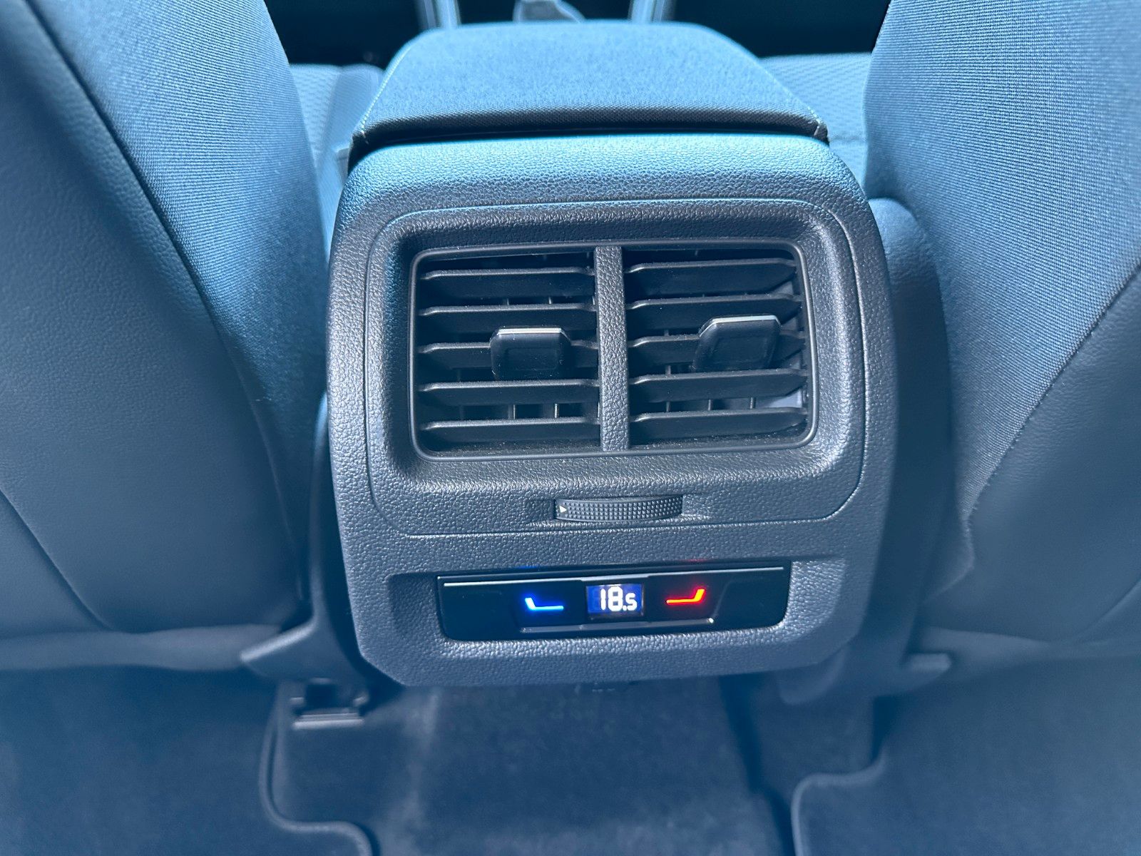 Fahrzeugabbildung Volkswagen Touran Comfortl|DEUTSCH Fzg|7 SITZ|UNFALLFR|AHK