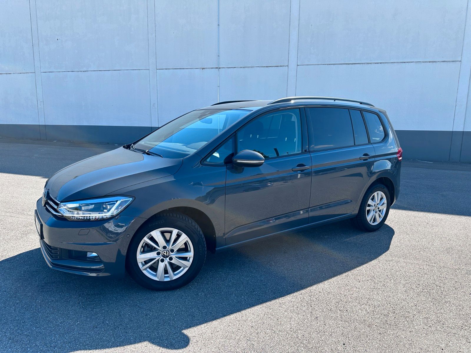 Fahrzeugabbildung Volkswagen Touran Comfortl|DEUTSCH Fzg|7 SITZ|UNFALLFR|AHK