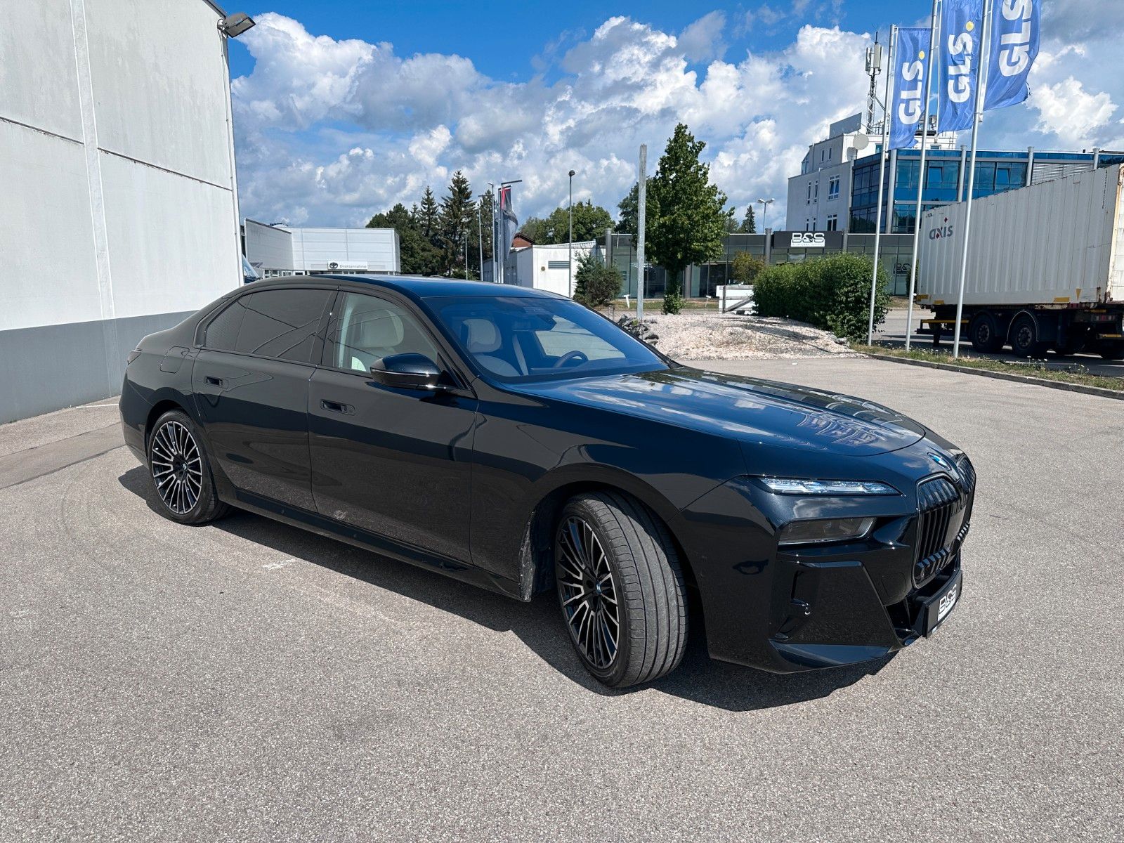 Fahrzeugabbildung BMW 740d xDrive M Sport TV|Aut.Tür|SkyL|B&W|Luft|